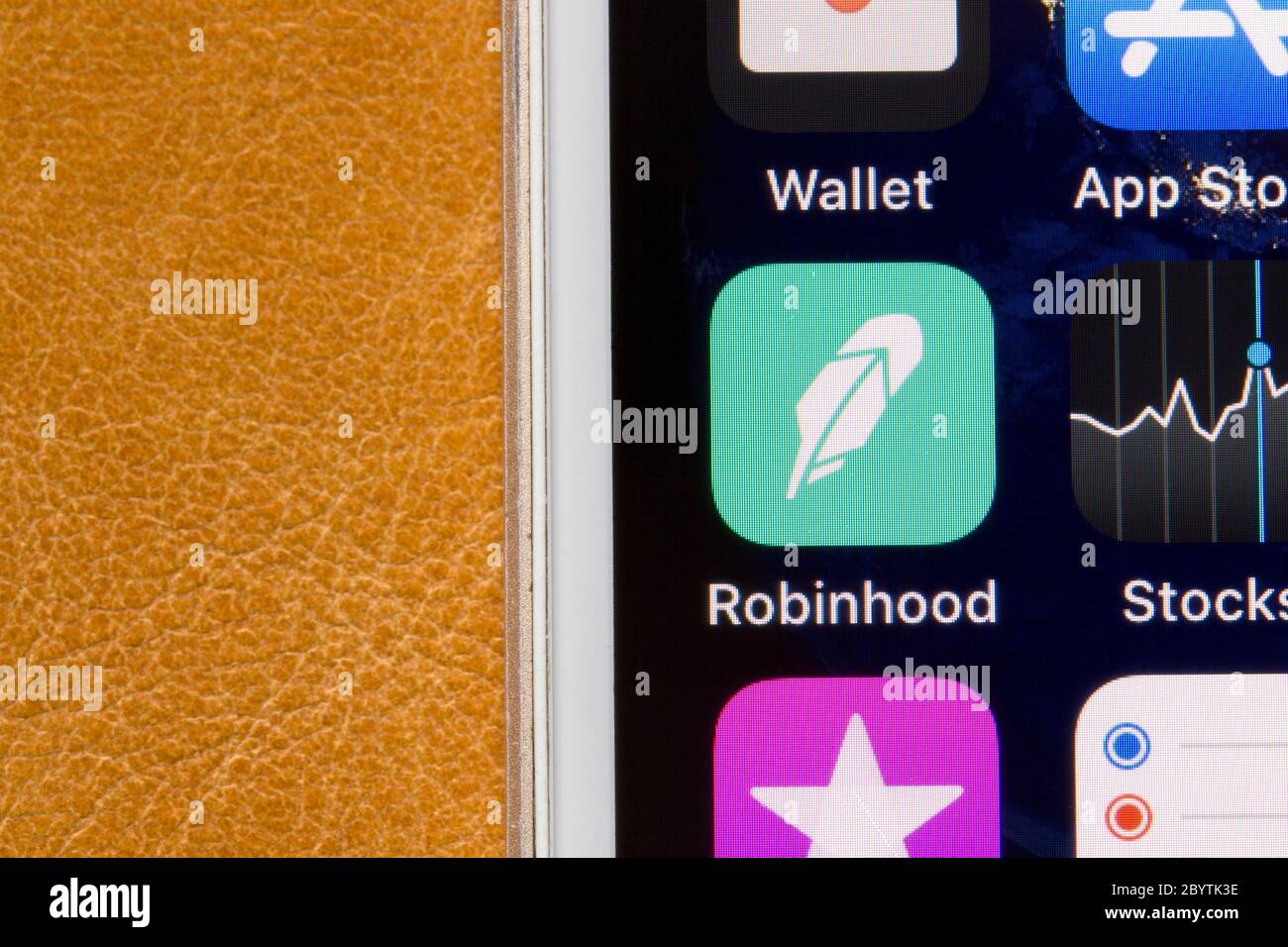 Robinhood App-Symbol wird auf einem iPhone gesehen. Die Free-Trading-App ermöglicht Investoren den Handel von Aktien, Optionen, börsengehandelten Fonds, Kryptowährungen ohne Gebühren. Stockfoto