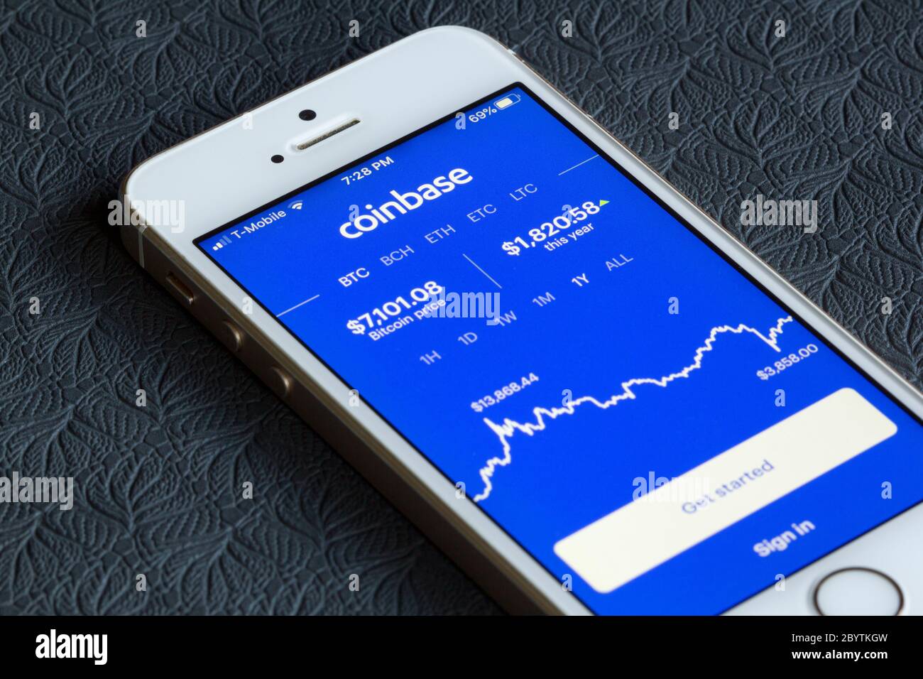 Die Anmeldeseite der Coinbase Mobile App wird auf einem Smartphone angezeigt. Die digitale Währungsplattform Broker Börsen von Bitcoin, Ethereum, Ethereum Classic, etc. Stockfoto