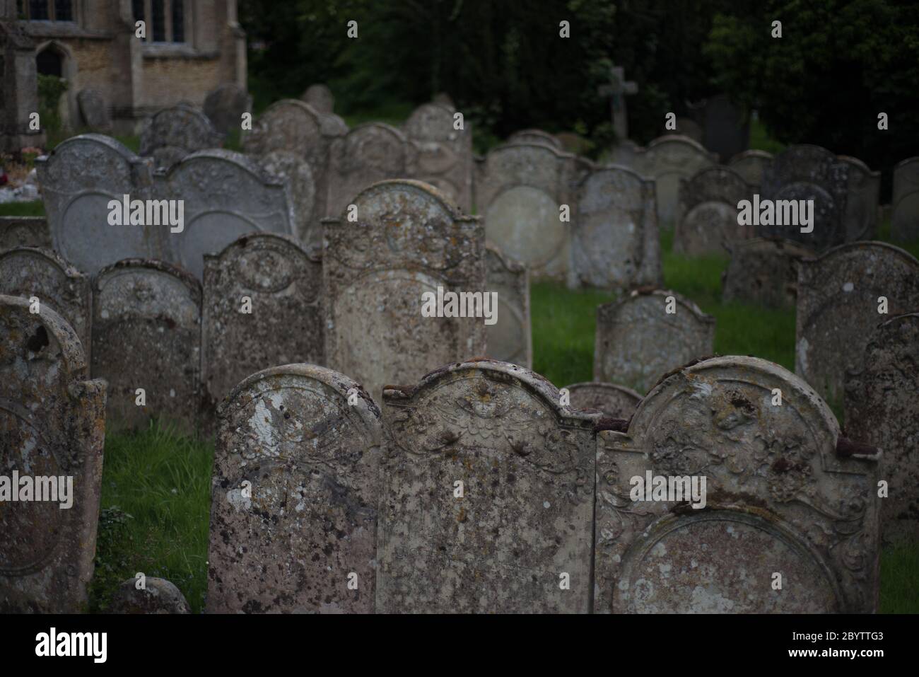 Gepackter Friedhof mit alten verfallenden Grabsteinen in der Kirche Kirchhof Stockfoto