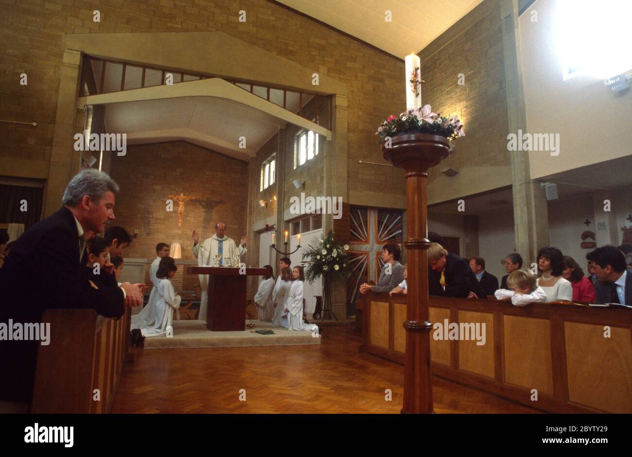 St Bernard's Church England Kongregation kniet bei der ersten Kommunion Stockfoto