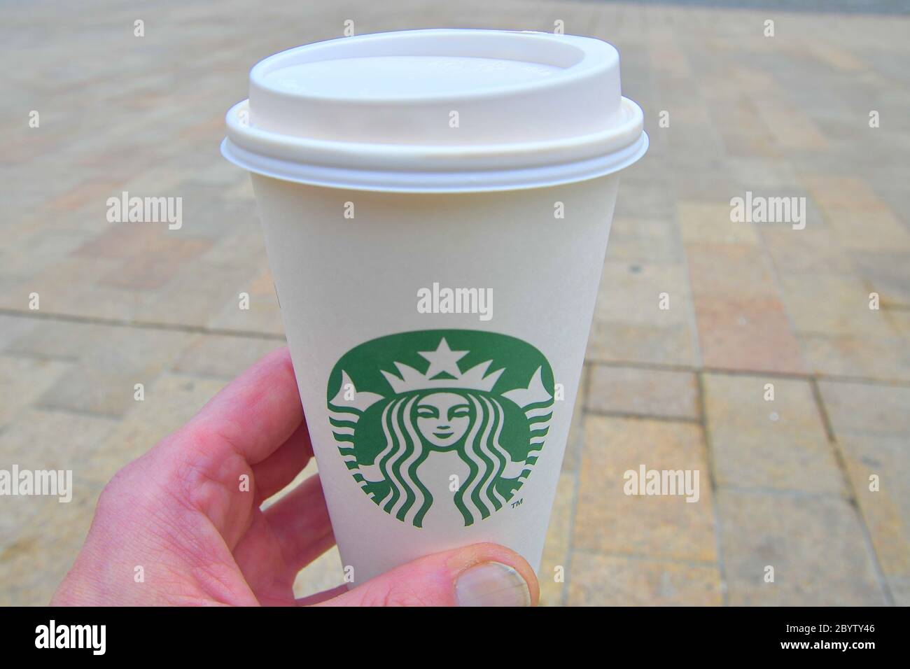 BRATISLAVA, SLOWAKEI - 8. JUNI 2020: Ein nicht identifizierter Mann hält eine Tasse Getränk aus Starbucks Café. Nahaufnahme. Stockfoto