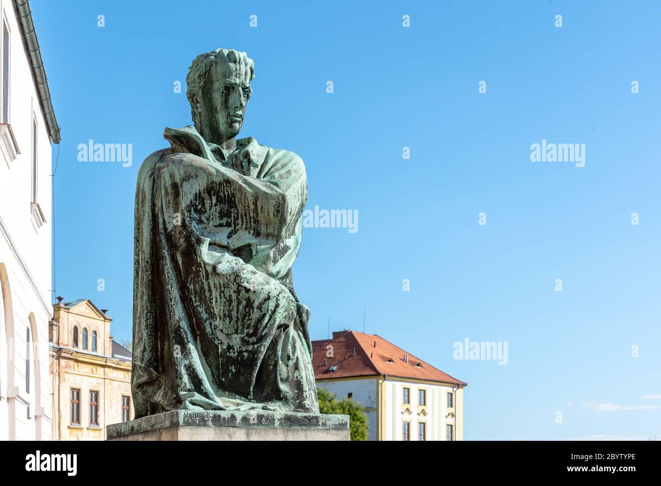 LITOMERICE, TSCHECHISCHE REPUBLIK - 23. SEPTEMBER 2018: Statue des Dichters Karel Hynek Macha in Litomerice, Tschechische Republik. Stockfoto