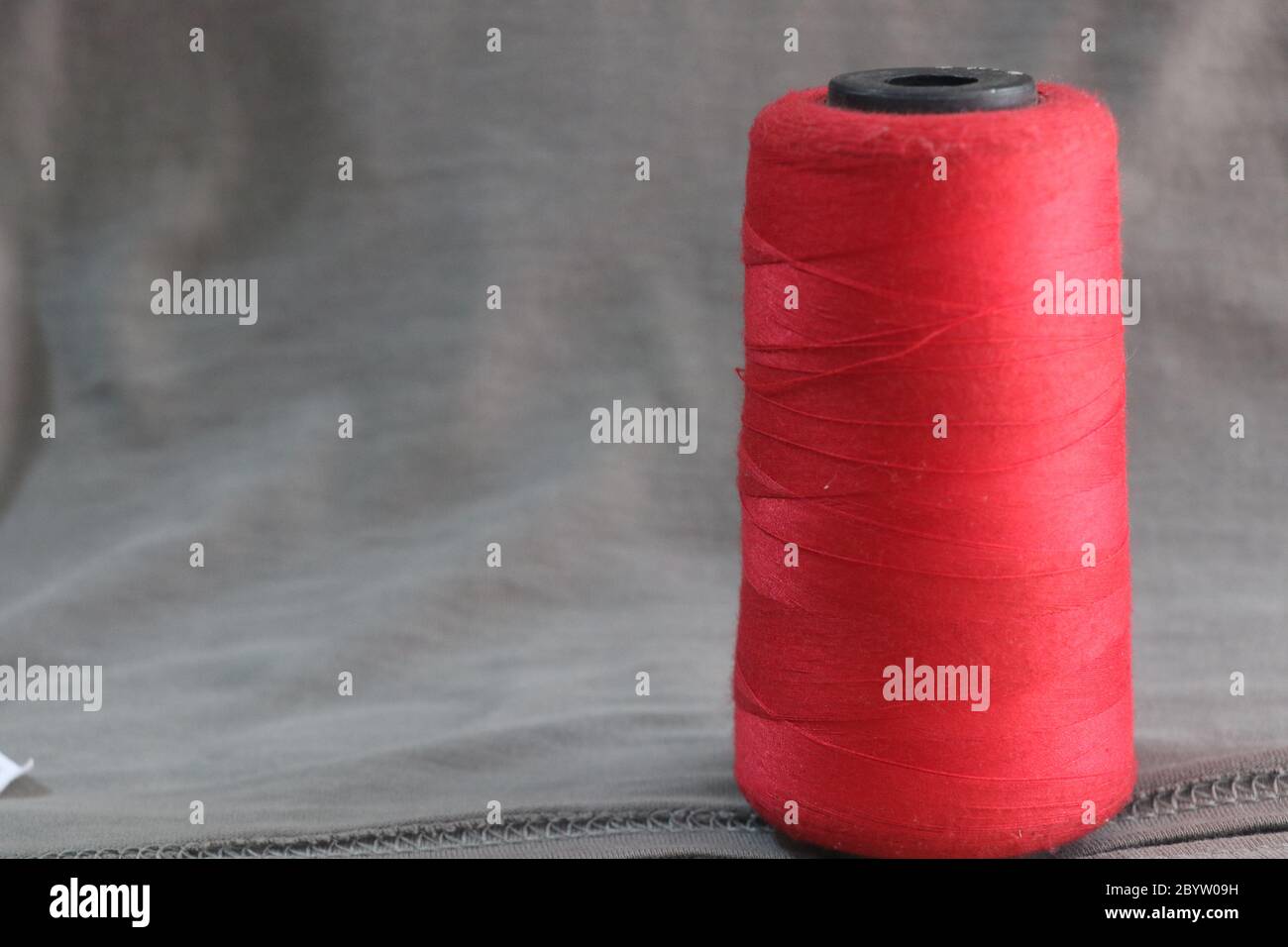 Bunte Garn auf Spule, Garn auf Kegel, Rohr, Baumwolle, Wolle, Leinenfaden Stockfoto