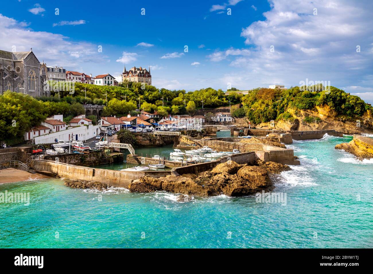 Charmanter kleiner Fischerhafen Le Port des Pêcheurs mit der Stadt im Hintergrund, Biarritz, Frankreich Stockfoto