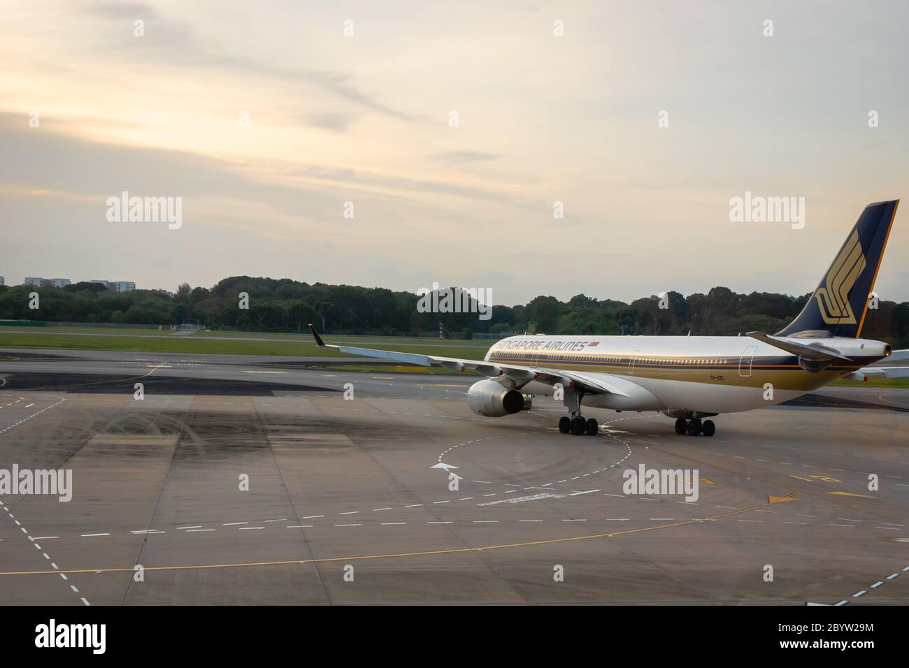 Singapur - Januar 2018: Flugzeug der Singapore Airlines auf der Landebahn des Singapore Changi Airport. Stockfoto