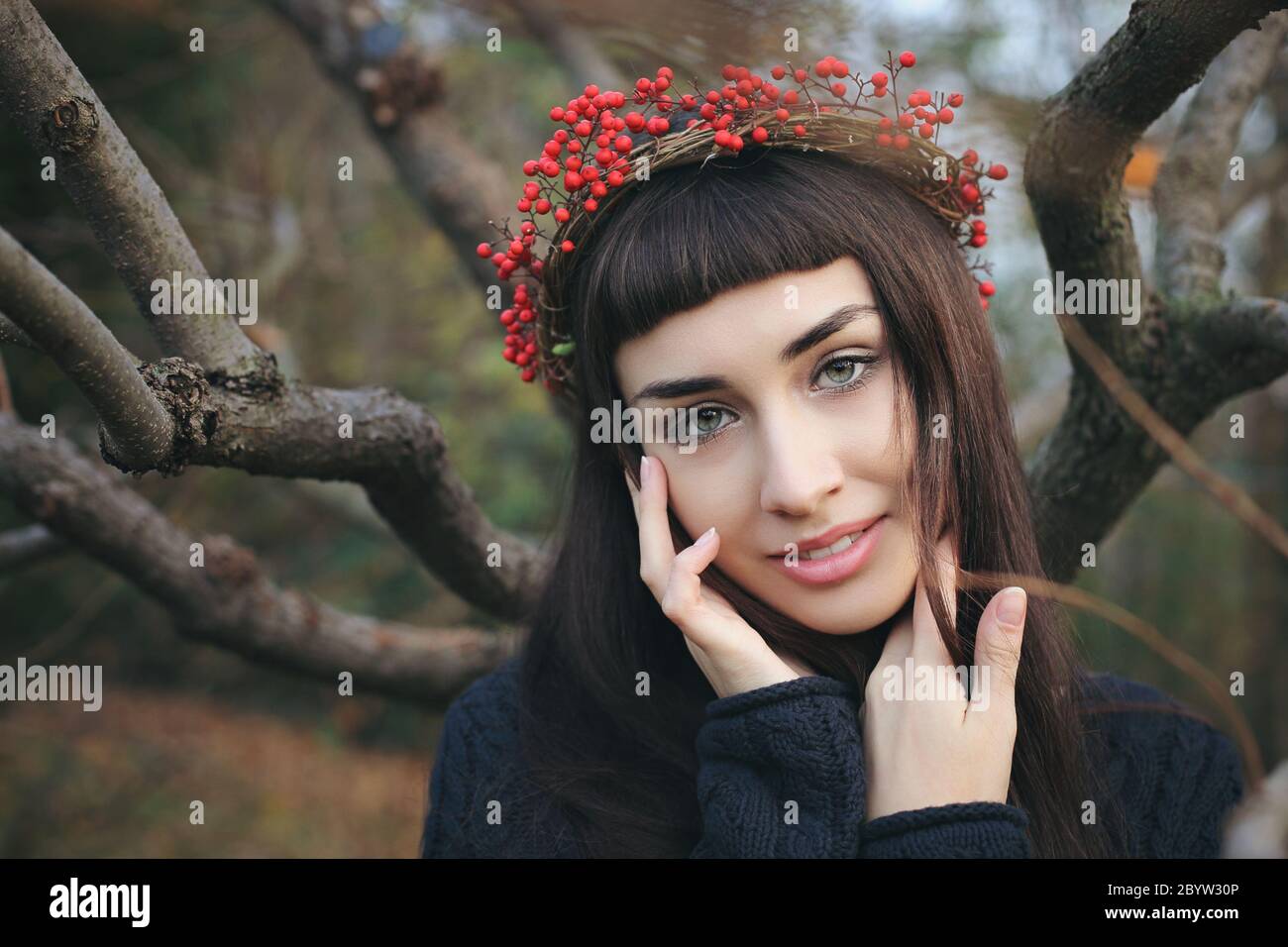 Schöne Frau mit süßen lächelnden Ausdruck. Saisonales Outdoor-Portrait Stockfoto