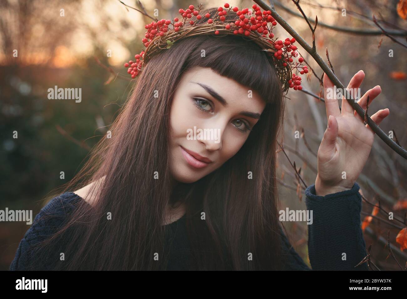 Winterportrait einer schönen jungen Frau. Saisonal und romantisch Stockfoto