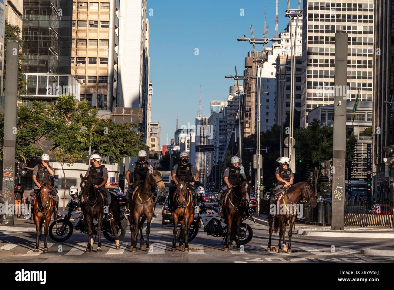 Sao Paulo, Brasilien, 07. Juni 2020. Montierte Polizeieinheit bereit, den Eintritt von Demonstranten zu Gunsten der Demokratie und gegen die Bolsonaro-Regierung auf der Paulista Avenue in Sao Paulo zu verhindern Stockfoto