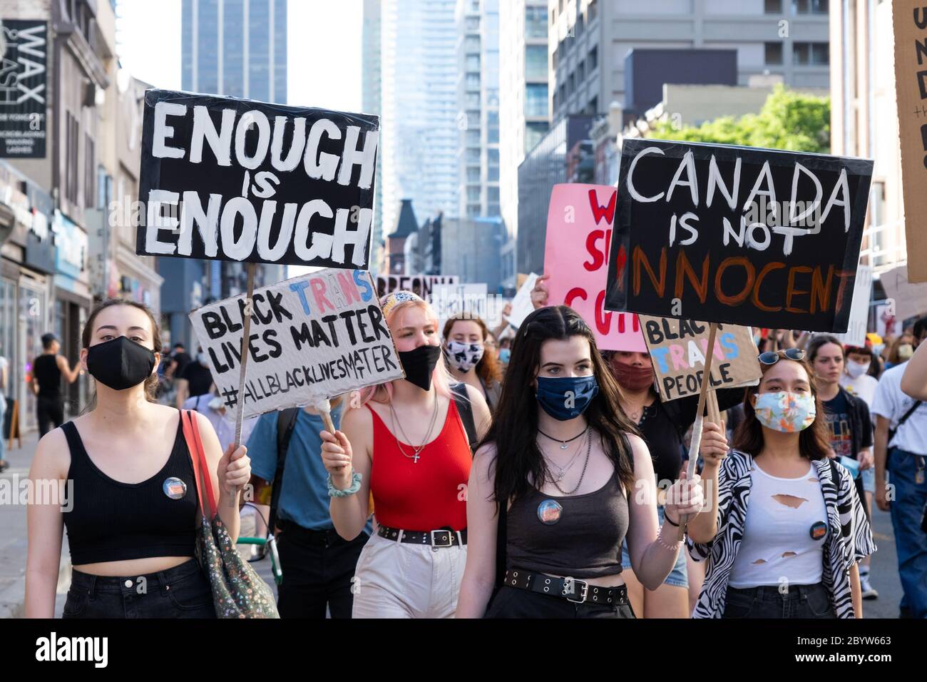 Demonstranten marschieren in Toronto, Ontario, um Black Lives Matter zu unterstützen, kritisieren Kanadas Geschichte und lenken die Aufmerksamkeit auch auf Trans-Lives. Stockfoto