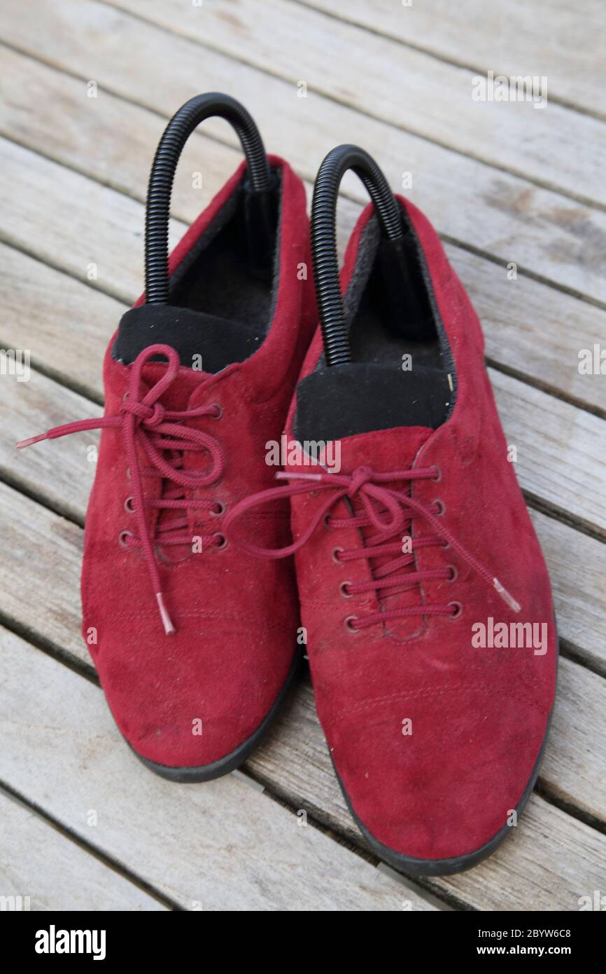 Schnürschuhe aus rotem Wildleder mit Schuhbaum Stockfoto