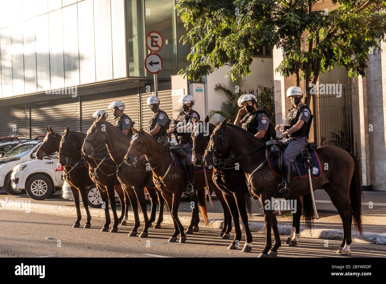 Sao Paulo, Brasilien, 07. Juni 2020. Montierte Polizeieinheit bereit, den Eintritt von Demonstranten zu Gunsten der Demokratie und gegen die Bolsonaro-Regierung auf der Paulista Avenue in Sao Paulo zu verhindern Stockfoto