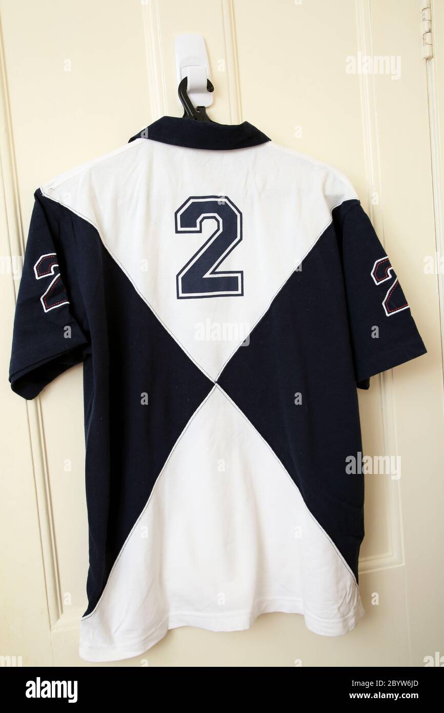 Kevingston International Rugby Poloshirt zeigt die Nummer zwei auf der Rückseite Stockfoto