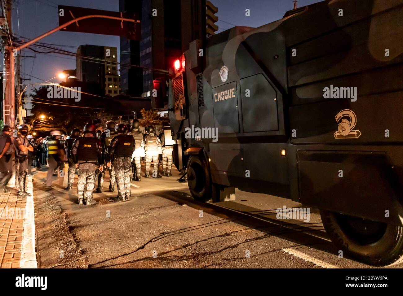 Sao Paulo, Brasilien, 07. Juni 2020. Riot bereit, den Eintritt von Demonstranten zugunsten der Demokratie und gegen die Bolsonaro-Regierung in Pinheiros Nachbarschaft in Sao Paulo zu verhindern Stockfoto
