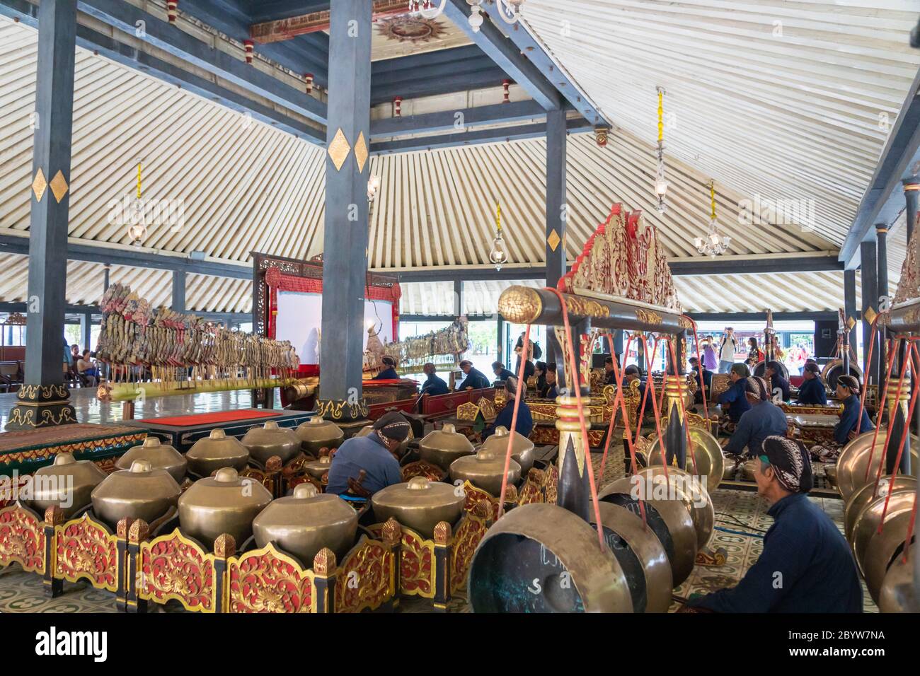 Yogyakarta, Indonesien - Oktober 2017: Musiker spielen Gamelan-Musik und Wayang, Schattenpuppentheater, im Königspalast. Stockfoto