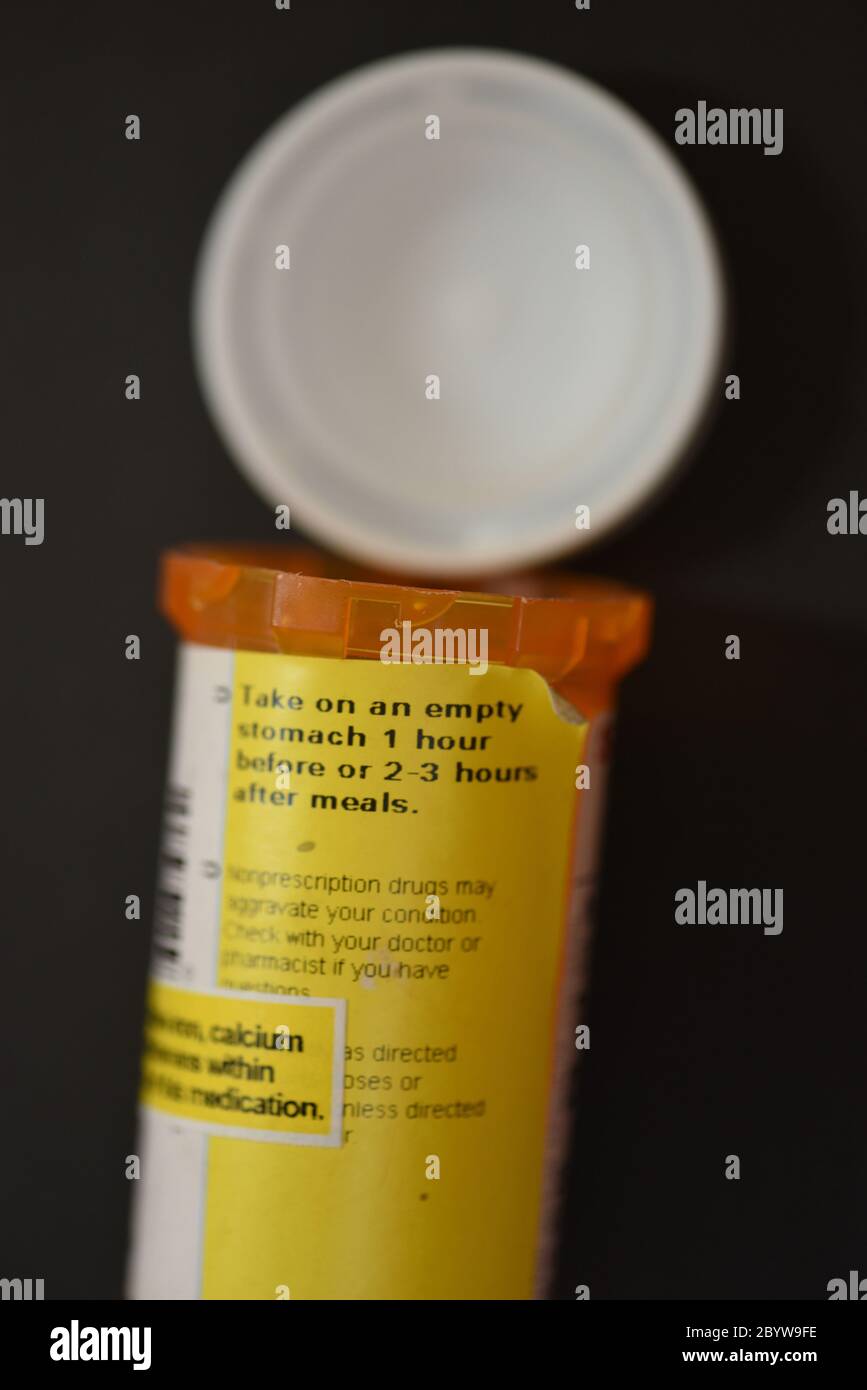 Ein verschreibungspflichtiger Medikamentenbehälter mit Anweisungen auf der Seite und dem Deckel ab Stockfoto