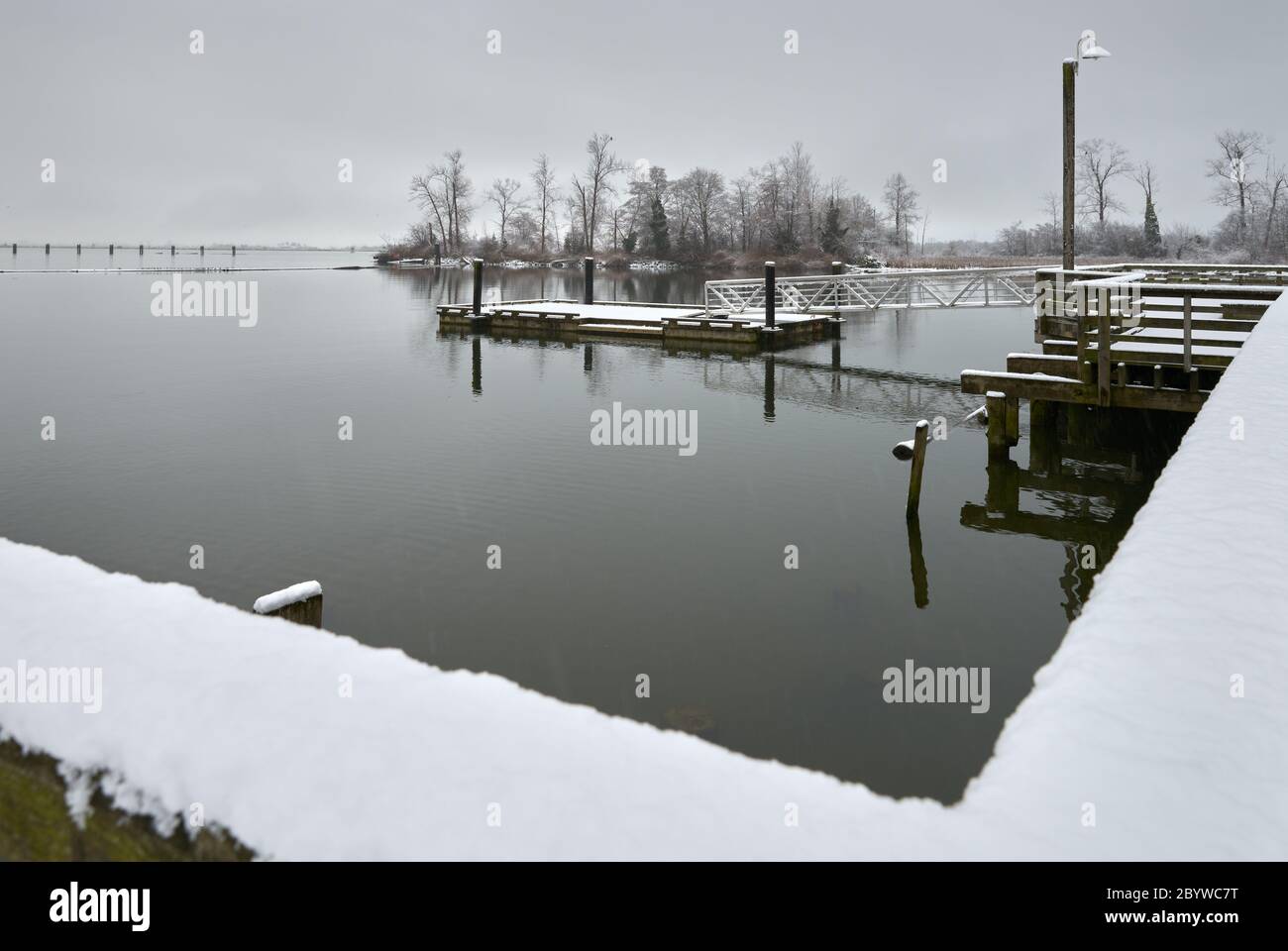 Steveston River Snow. Ein Schneesturm bedeckt einen Angelpier am Ufer des Fraser River bei Steveston in der Dämmerung. Richmond, British Columbia, Kanada Stockfoto