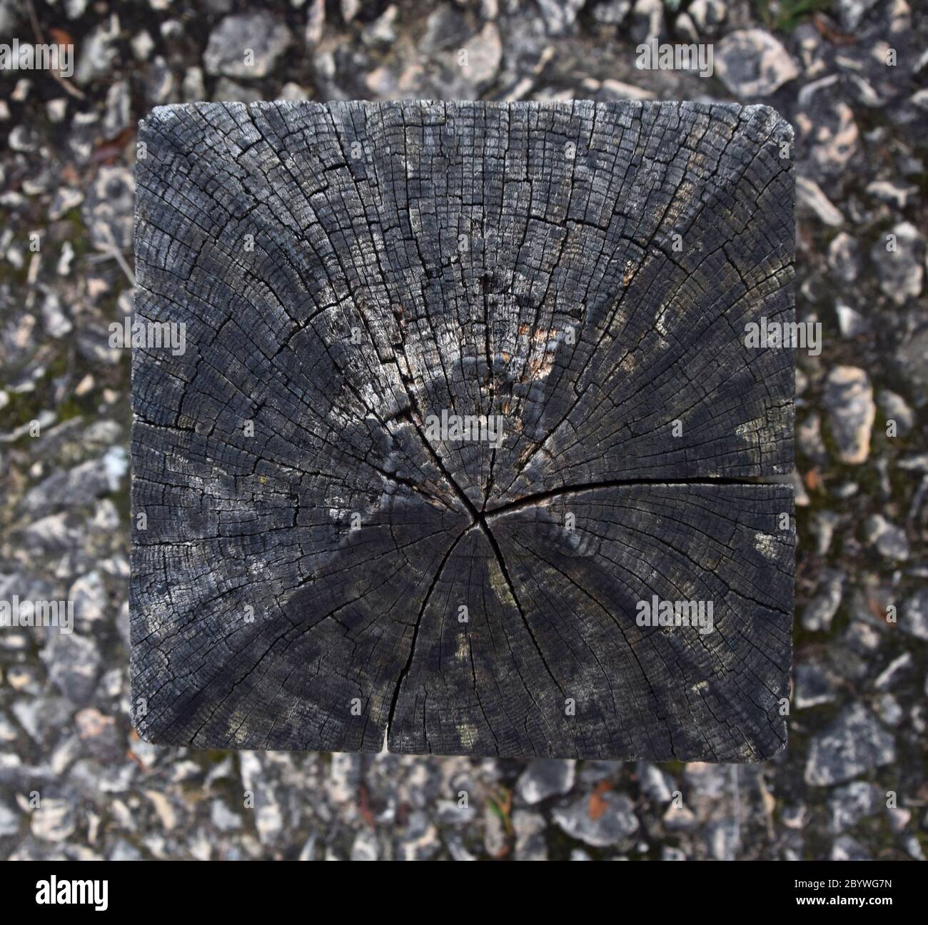 Holzpfosten auf Steinboden gesprungen Stockfoto