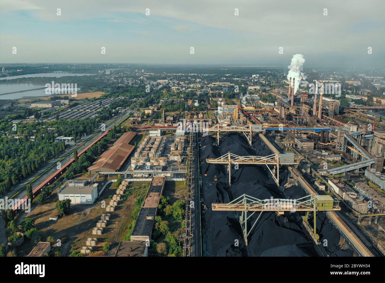 Luftaufnahme der riesigen Metallurgischen Anlage, Schornsteine und Schornsteine mit Rauch. Umweltverschmutzung durch petrochemische Produktion Industriefabrik. Stockfoto
