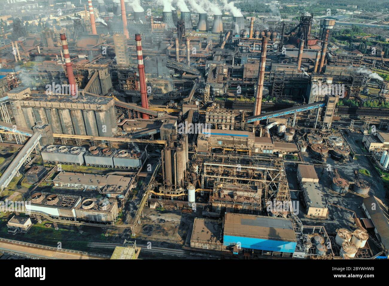 Luftaufnahme der riesigen Metallurgischen Anlage, Schornsteine und Schornsteine mit Rauch. Umweltverschmutzung durch petrochemische Produktion Industriefabrik. Stockfoto