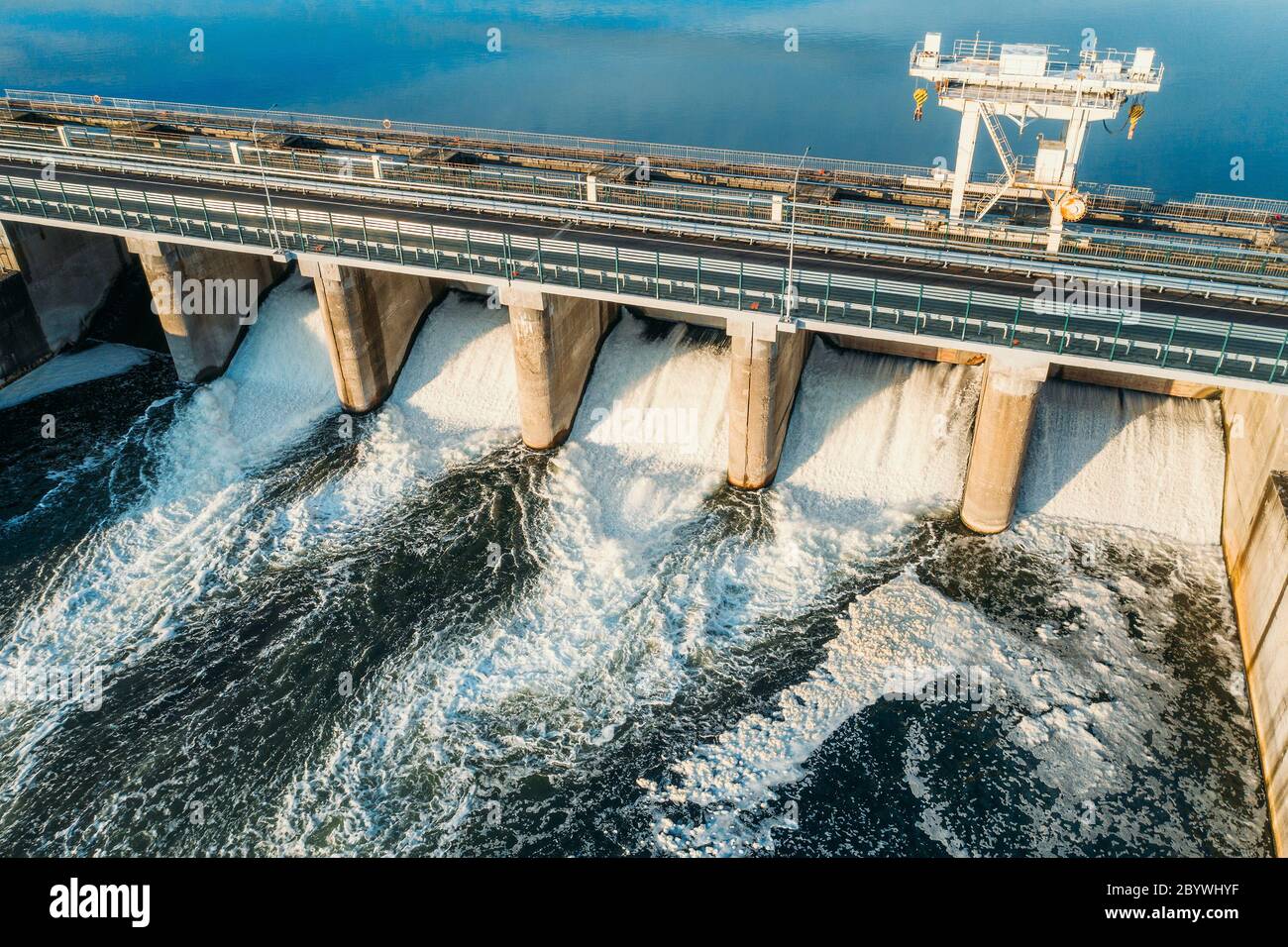 Wasserkraftwerk Dam Tore, Wasserkraftwerk auf dem Fluss, Luftaufnahme von oben. Stockfoto