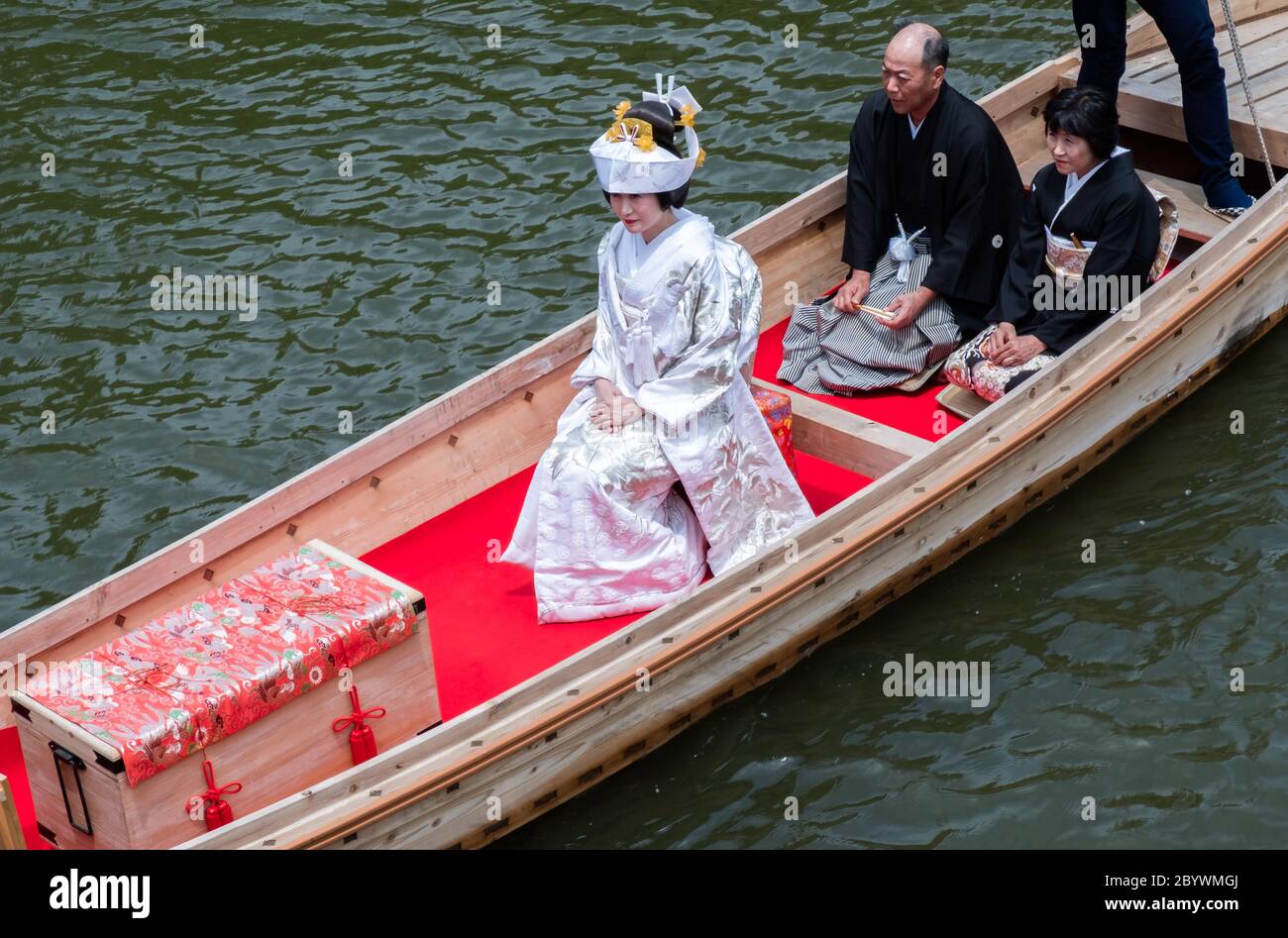 Japanische Braut auf einem Brautboot beim jährlichen Suigo Itako Iris Festival, Ibaraki, Japan. Stockfoto