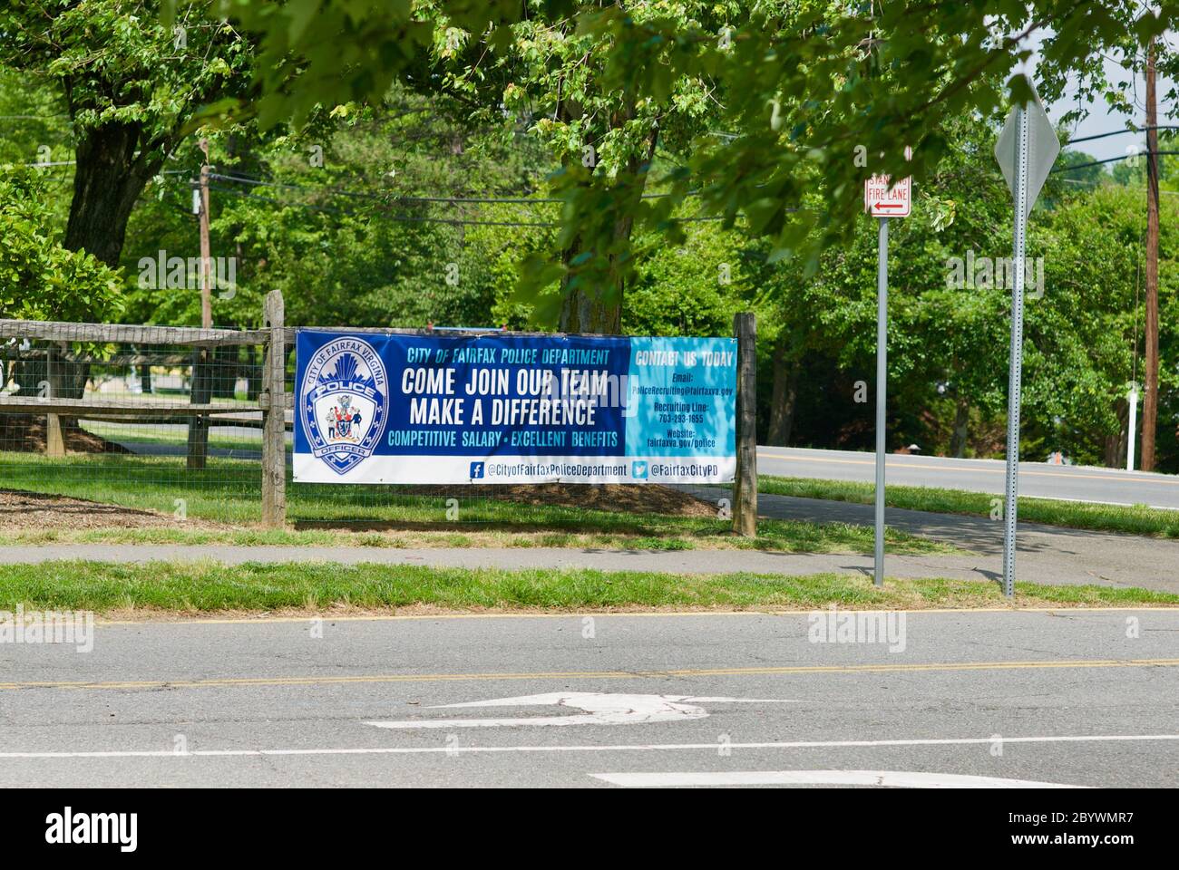 Fairfax, Virginia, USA - 10. Juni 2020: Ein Schild am Eingang der Polizeibehörde der Stadt Fairfax wirbt für neue Polizeibeamte. Stockfoto