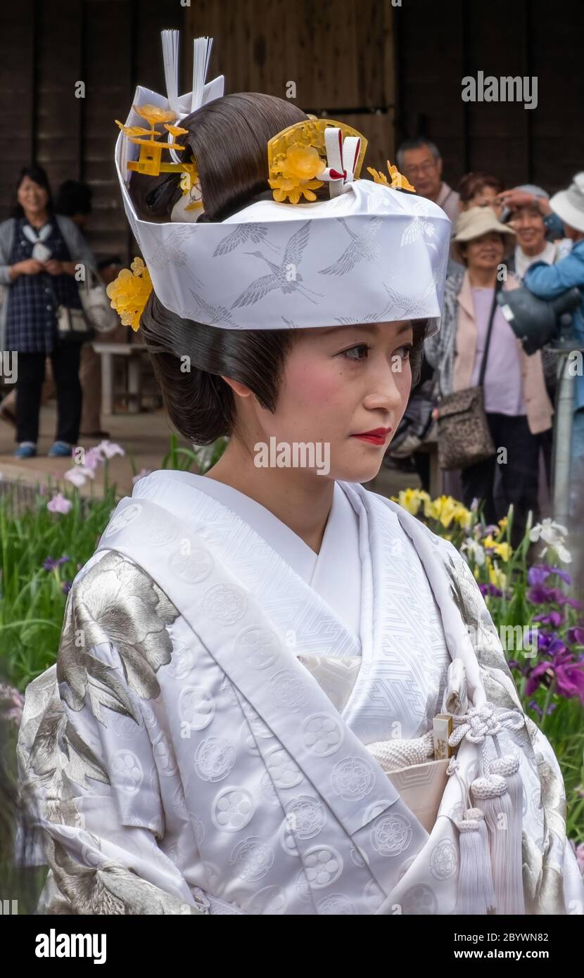 Japanische Braut in einem traditionellen weißen Kimono beim Suigo Itako Iris Festival, Ibaraki, Japan Stockfoto