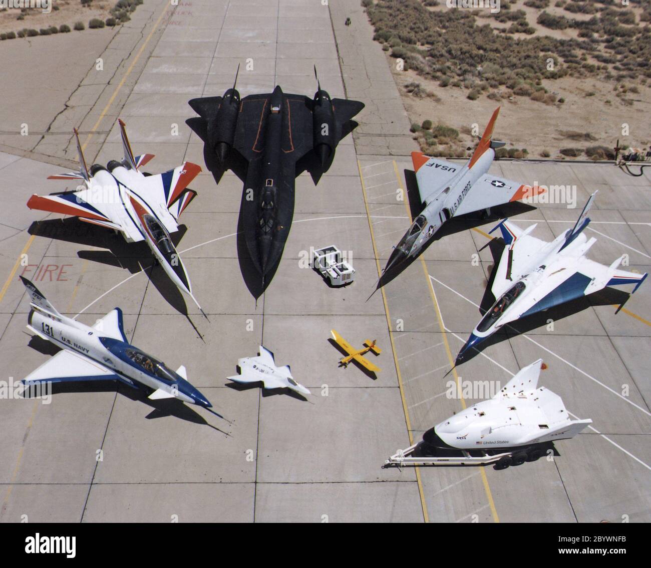 Eine Sammlung von NASA-Forschungsflugzeugen auf der Rampe am Dryden Flight Research Center im Juli 1997: X-31, F-15 ACTIVE, SR-71, F-106, F-16XL Ship #2, X-38, Radio Controlled Mothership und X-36. Stockfoto