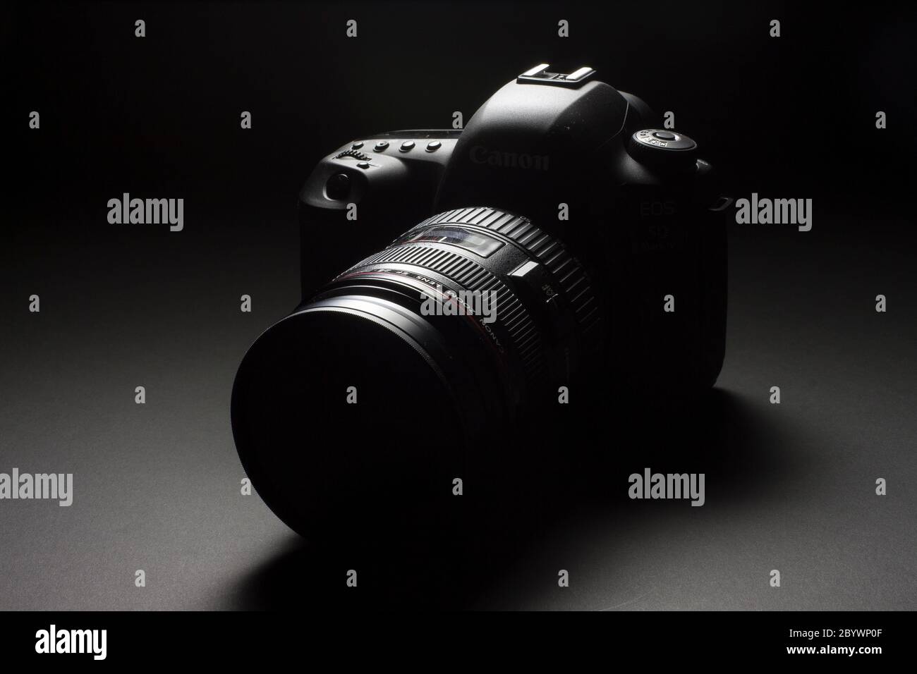 Mailand, Italien - 11. Juni 2020: Nahaufnahme einer Canon EOS 5D Mark IV mit EF 24-70mm 1:2.8 L USM Objektiv, die auf schwarzem Hintergrund aufliegt. Stockfoto