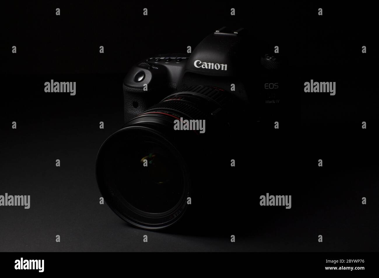 Mailand, Italien - 11. Juni 2020: Nahaufnahme einer Canon EOS 5D Mark IV mit EF 24-70mm 1:2.8 L USM Objektiv, die auf schwarzem Hintergrund aufliegt. Stockfoto