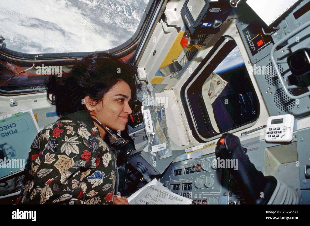 (19. November – 5. Dezember 1997) --- Astronautin Kalpana Chawla, Missionsspezialistin, überwacht die Extravehicular Activity (EVA) der Astronauten Winston E. Scott und Takao Doi von ihrer temporären Station auf dem Achterdeck des Space Shuttle Columbia. Chawla steuerte Columbia's Remote Manipulator System (RMS) an dieser Station. Chawla (von ihrem Bordposten), Doi und Scott teilten ihre Aufgaben in zwei separaten Sitzungen von EVA während der 16-tägigen US-amerikanischen Mission Microgravity Payload (USMP). Stockfoto