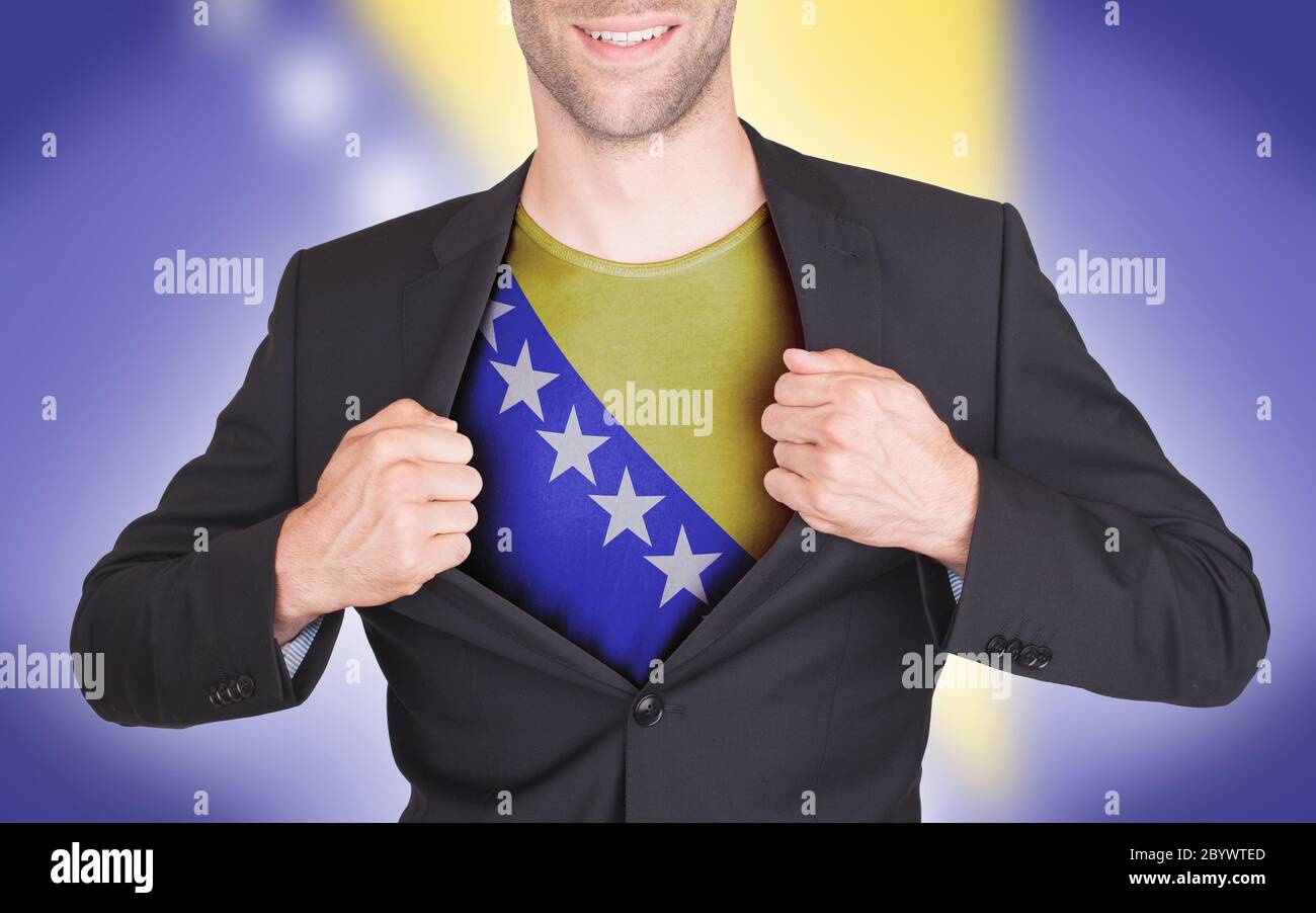 Geschäftsmann Eröffnung Anzug zu offenbaren Hemd mit Flagge Stockfoto
