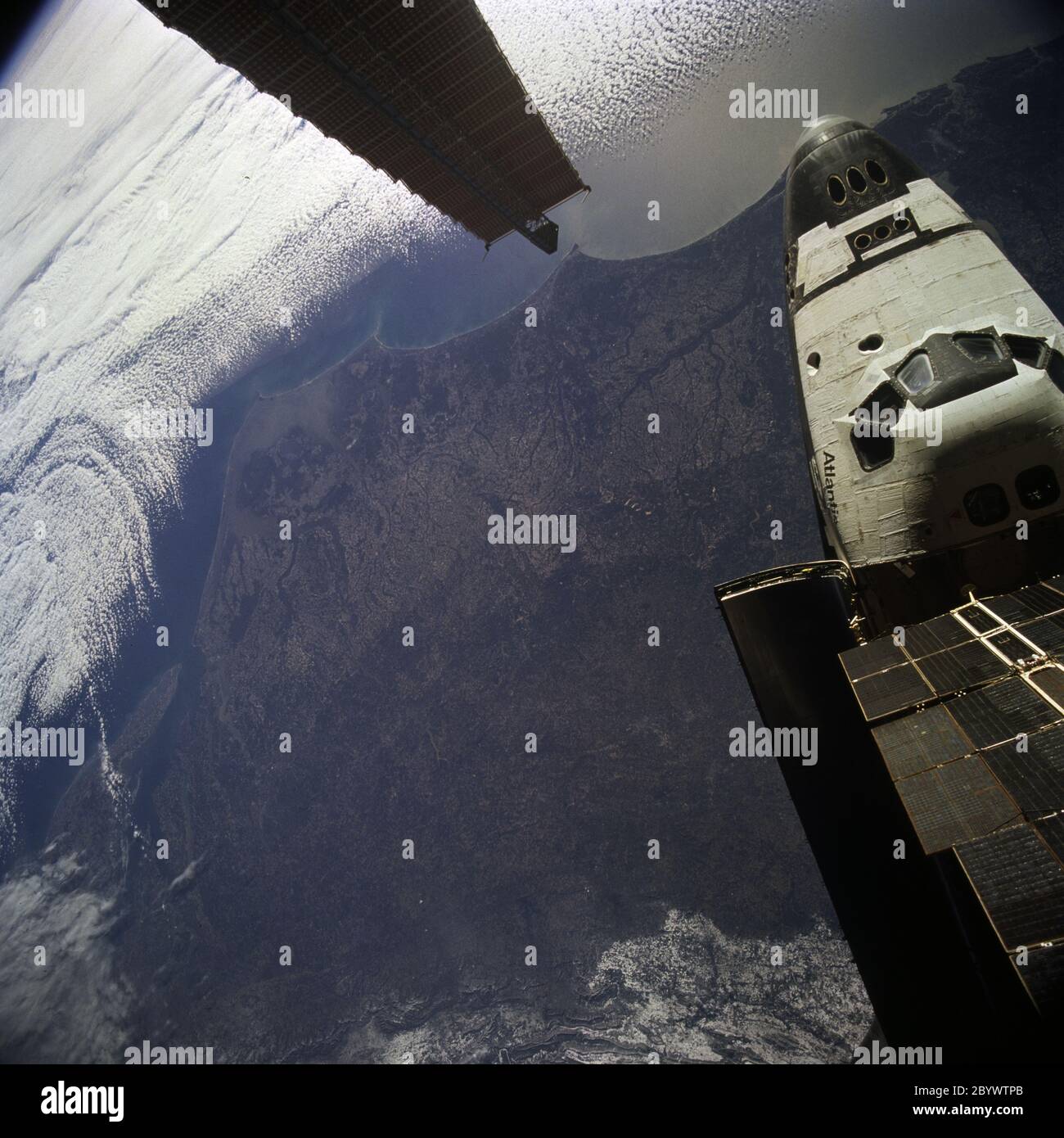 (12-22. Jan. 1997) --- wie von der russischen Raumstation mir aus gesehen, während sie an das Space Shuttle Atlantis angedockt ist, bietet diese Szene ein Panorama auf die zentrale Atlantikküste der Vereinigten Staaten. Der Blick reicht von der Chesapeake Bay oben auf Charleston, South Carolina in der Nähe der unteren rechten Ecke. Die schwere Schneedecke auf den Appalachen (links auf dem Foto) kontrastiert mit dem dunkleren piemont. Das dunkle piemont wiederum verändert sich in der Mitte des Fotos stark in die graue Küstenebene. Cape Hatteras, Cape Lookout und Cape Fear (von oben nach unten) markieren die Poi Stockfoto