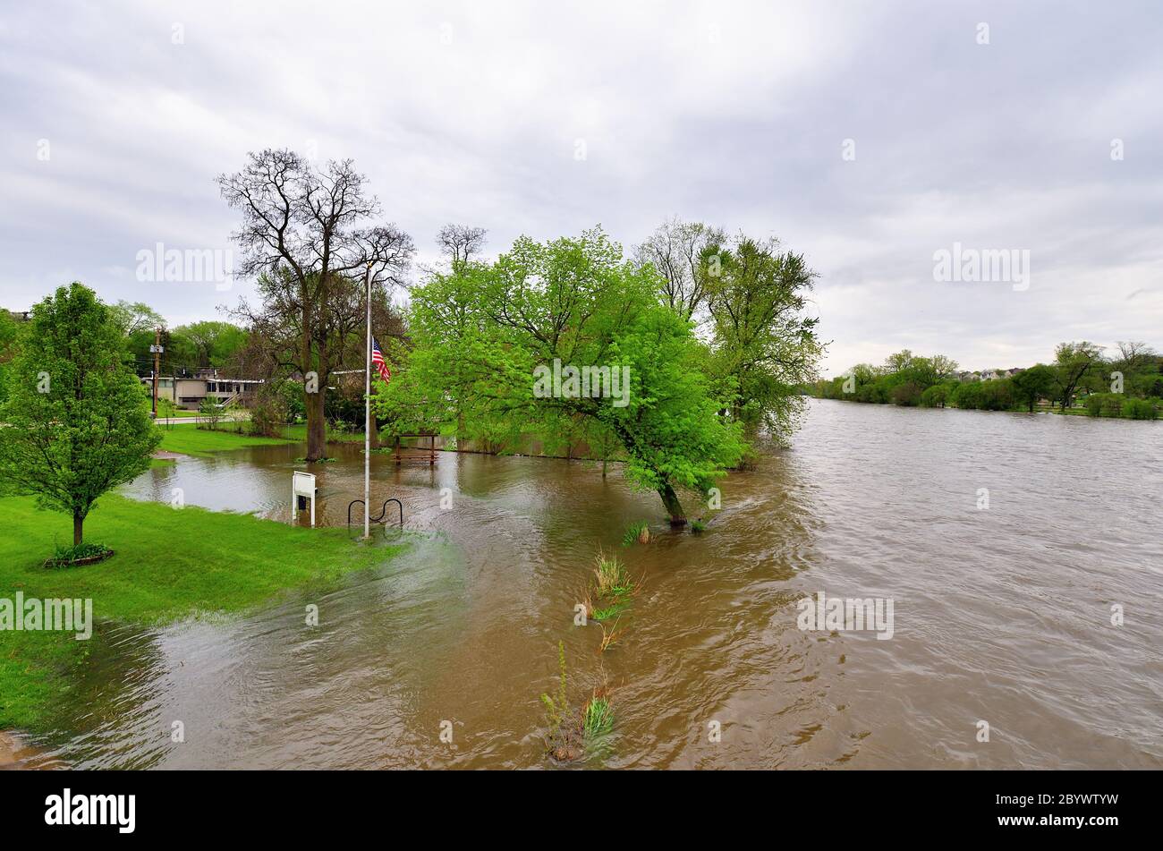 South Elgin, Illinois, USA. Starke Regenfälle der letzten zwei Tage führten dazu, dass der Fox River im Nordosten von Illinois seine Ufer überschwemmen. Stockfoto