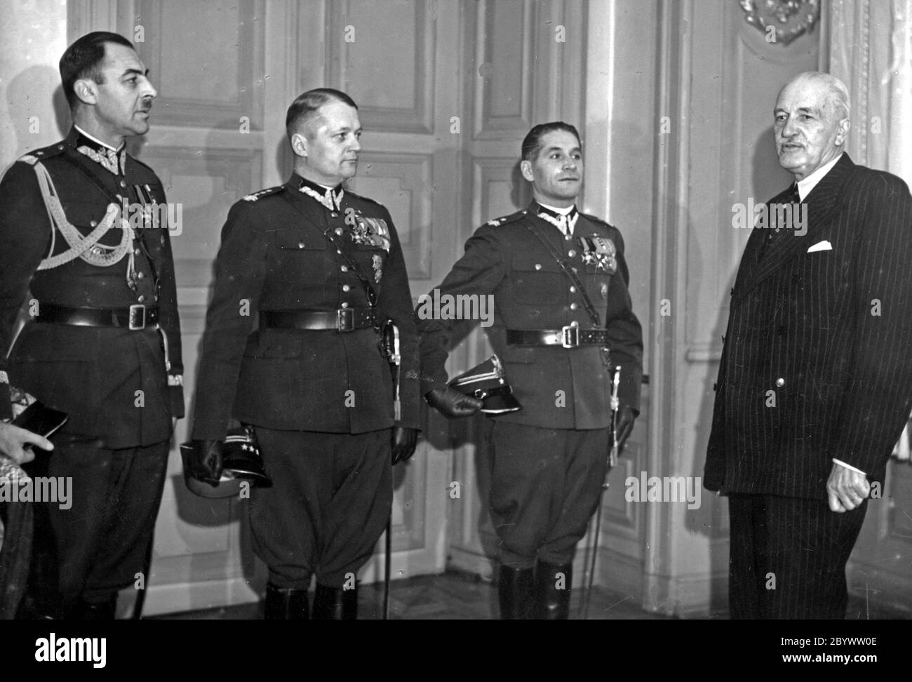 Präsident Ignacy Mościcki (1. Rechts) umgeben vom Leiter des Militärkabinetts des Präsidenten der Republik Polen General Kazimierz Schalle (1. Links), stellvertretender Leiter des Militärkabinetts des Präsidenten der Republik Polen Oberst Józef Kobyłecki (2. Links) und Kommandant der Burgabteilung von Major Stefan Fabiszewski (3 von links); 15. Dezember 1938 Stockfoto