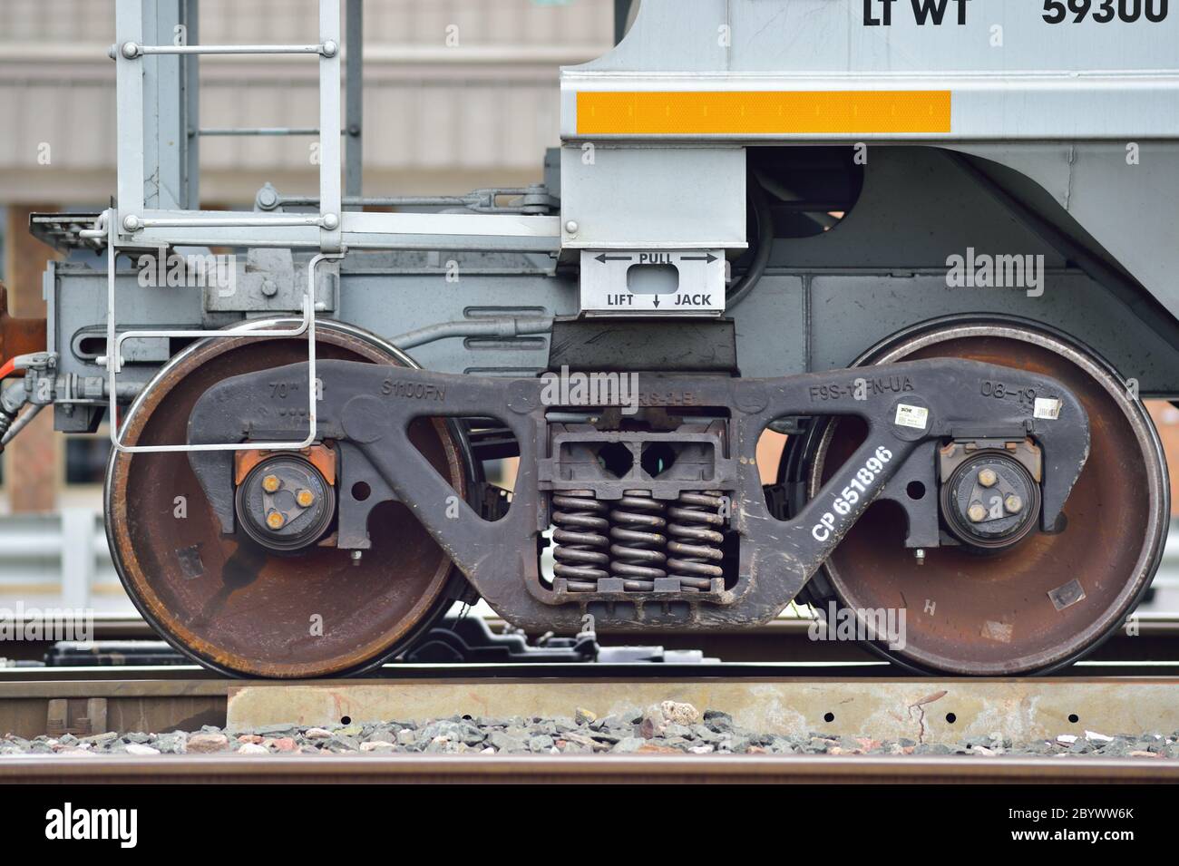 Franklin Park, Illinois, USA. Ein Standard-AAR-Satz von Rädern oder LKWs, die Güterwagen auf nordamerikanischen Eisenbahnen verwendet unterstützen. Stockfoto