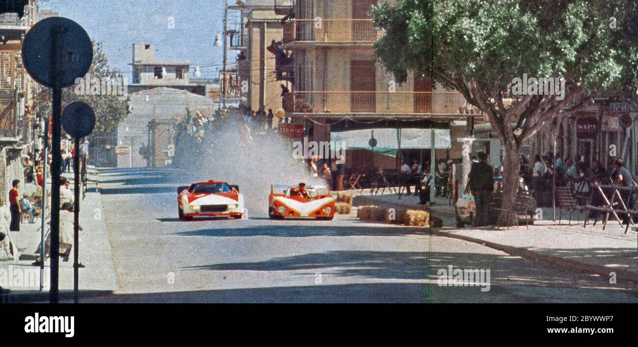 Cerda (Sizilien, Italien), 'Piccolo Madonie'-Rennstrecke, 9. Juni 1974. Von rechts nach links: Pino Pica's Lola-Ford T284, gesponserte Motul, überholt Gérard Larrousse's Lancia Stratos HF 2.4 V6 (Prototyp), gesponsert Marlboro, in Runde 2 der Targa Florio Ca. 1974. Juni 1974 Stockfoto