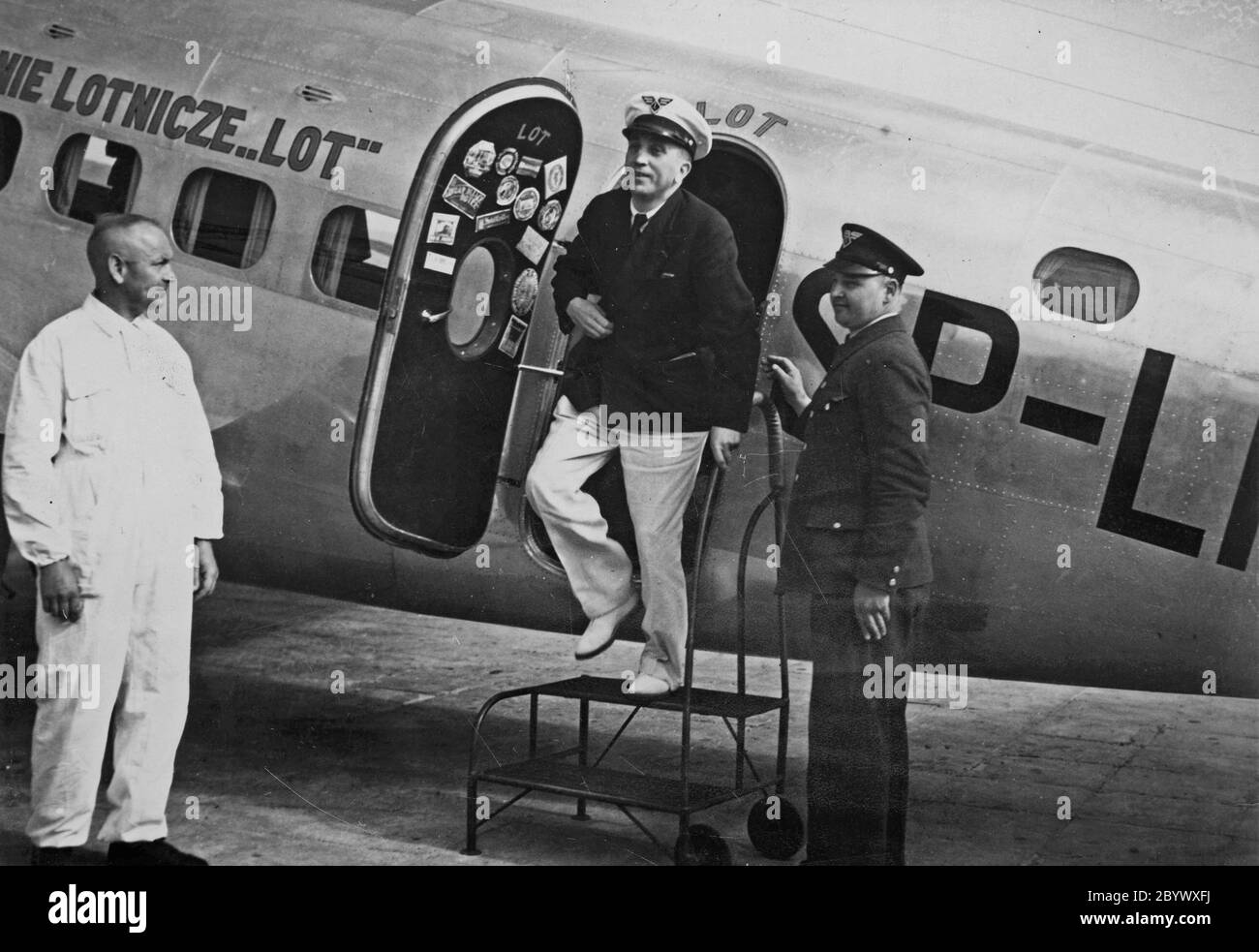 Flug PLL LOT Director Wacław Makowski auf der Lockheed L-14 Super Electra Maschine auf der Strecke Los Angeles-Mittelamerika-Südamerika-Atlantik-Afrika-Rom. PLL LOT Director Pilot Wacław Makowski steigt aus der Lockheed L-14 super Electra; Warschau, 5. Juni 1938. Stockfoto