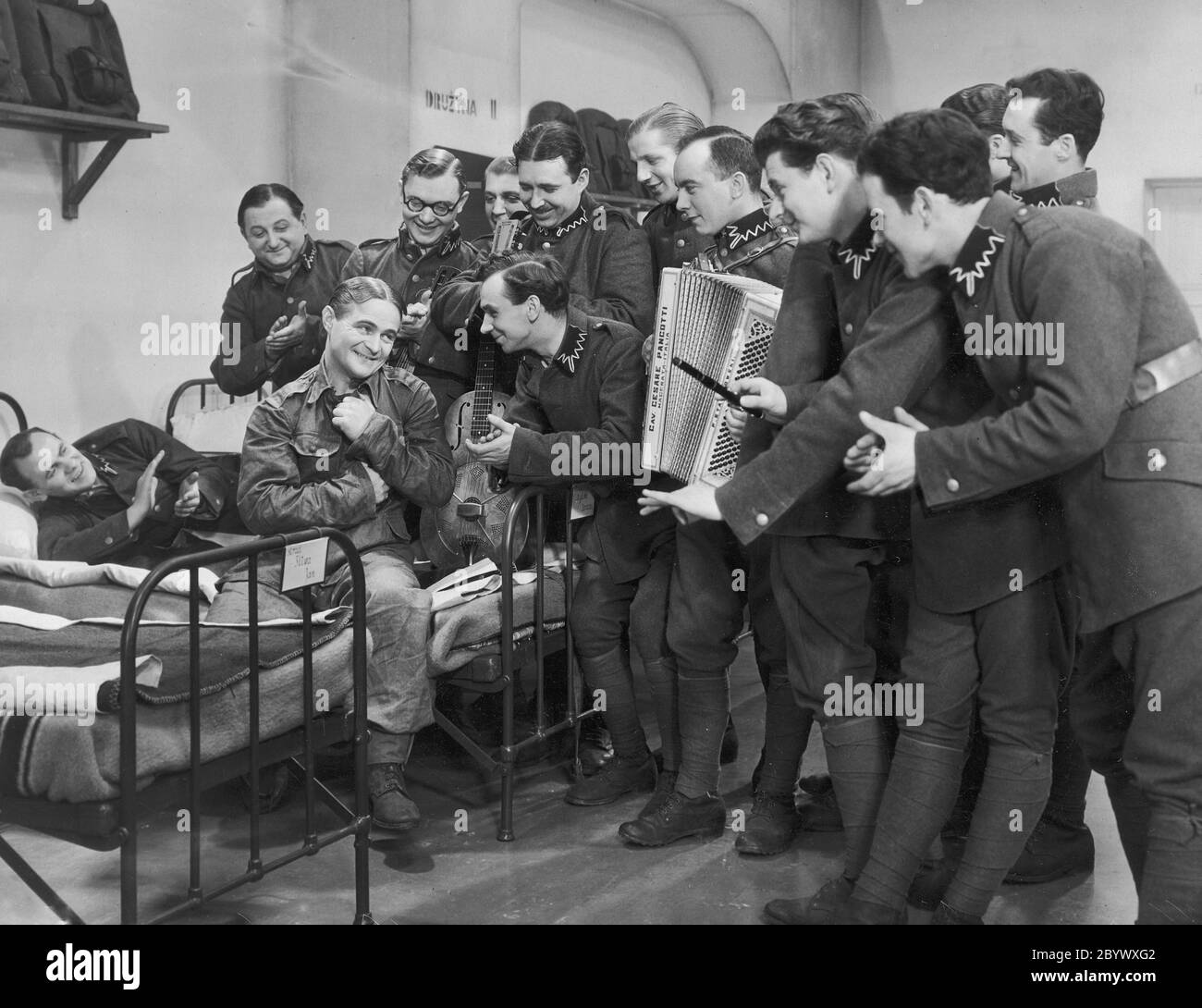Adolf Dymsza als Leiter der Anlage, Scharfschütze (3. V.l.) und unerkannte Schauspieler als Soldaten in einer der Szenen des Films Parade der Reservisten ca. 1933-1934 Stockfoto