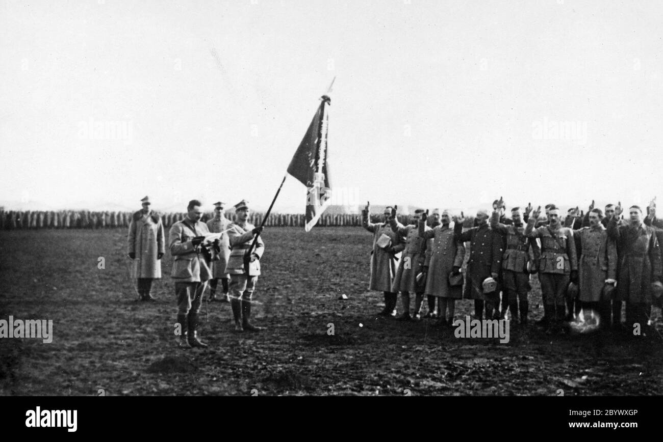 Polnisches Militärlager in La Mandria bei Turin - die Vereidigung von zweihundert Offizieren ca. 1918 Stockfoto