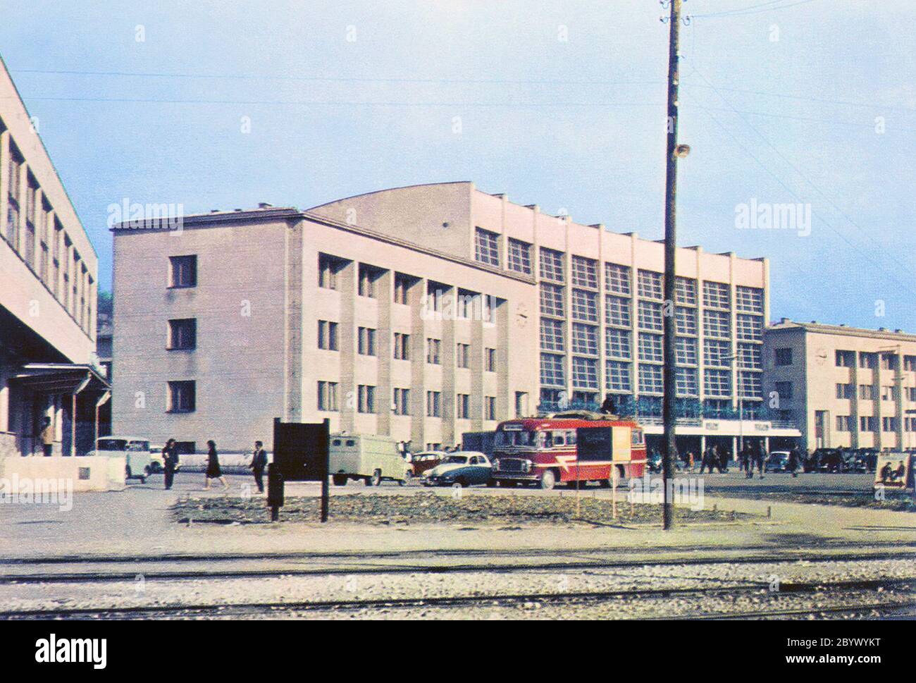 Der Schmalspurbahnhof und der neue Normalspurbahnhof Sarajevo Novo in den frühen 1960er Jahren Stockfoto