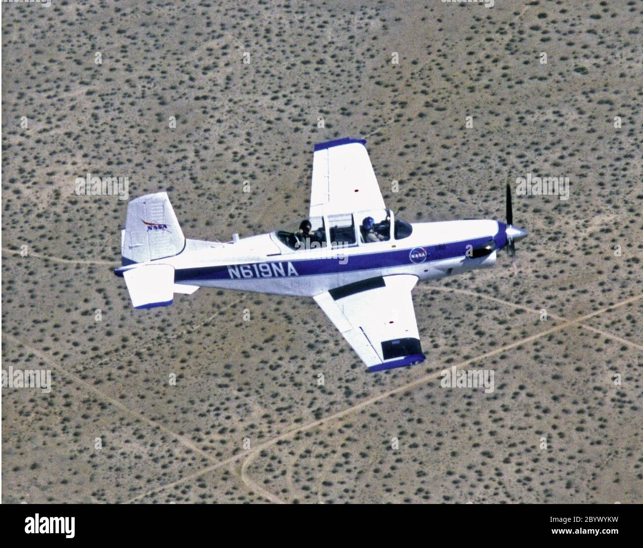 Ein NASA T-34C Flugzeug, das für Sicherheitsverfolgung verwendet wird, wird gezeigt, das über dem Dryden Flight Research Center, Edwards, Kalifornien im März 1997 fliegt. Das Flugzeug wurde zuvor am Lewis Research Center in Antriebsexperimenten mit Turboprop-Motoren eingesetzt und als Verfolgungsflugzeug in Dryden für kleinere und langsamere Forschungsprojekte eingesetzt. Chase Aircraft begleiten Forschungsflüge zu Foto- und Videozwecken sowie als Unterstützung für Sicherheit und Forschung. Bei Dryden wird der T-34 hauptsächlich für kleinere ferngesteuerte Fahrzeuge verwendet, die langsamer fliegen als die F-18 der NASA, die für größere Projektmaßstab verwendet werden Stockfoto