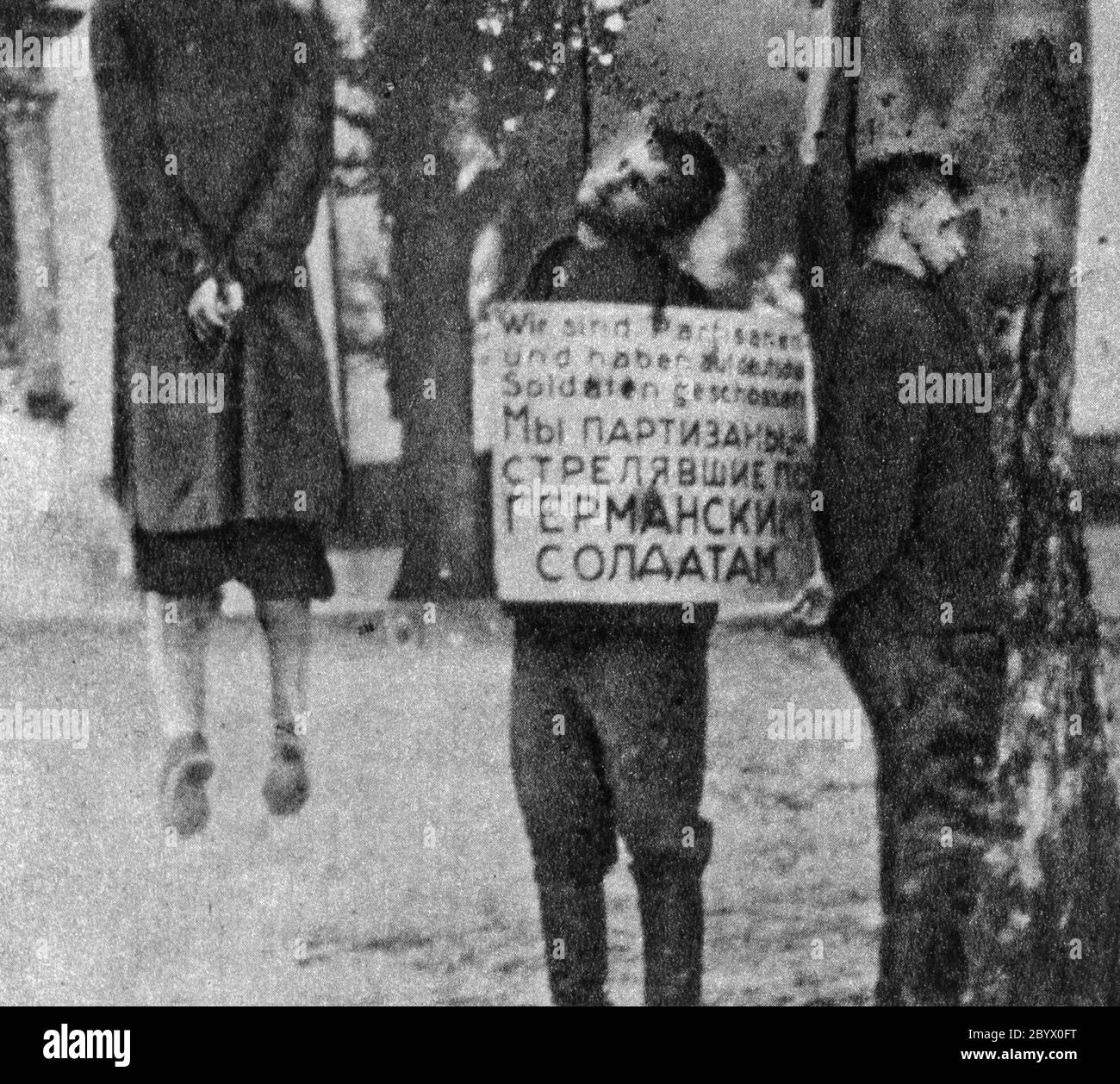 Osteuropa während des Zweiten Weltkriegs. Partisanen von Nazi-deutschen Truppen gehängt. Foto aufgenommen in besetzten Gebieten der UdSSR oder Polen (ca. Unbekanntes Datum) Stockfoto