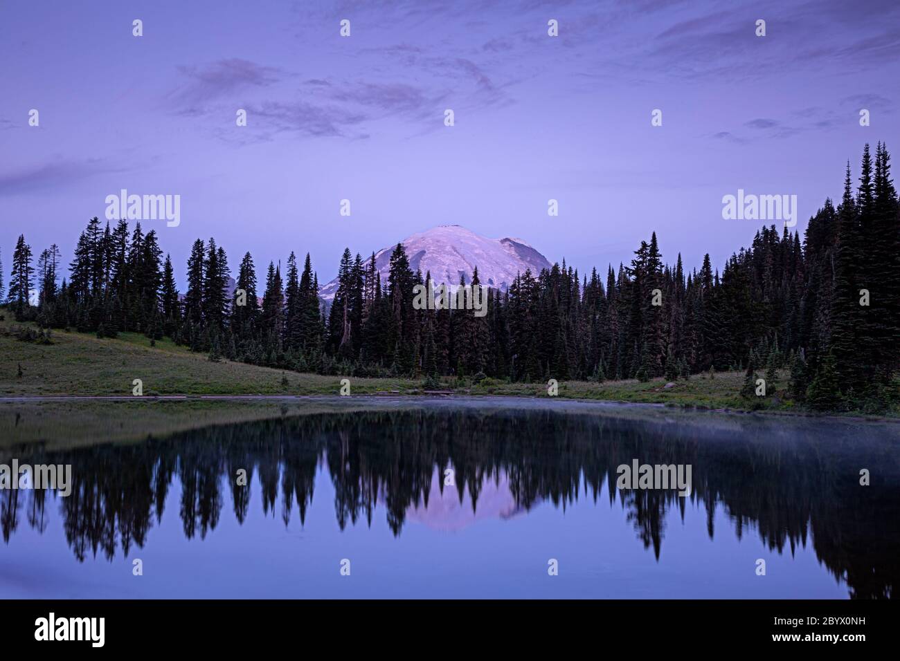WA16639-00...WASHINGTON - Mount Rainier Reflecting in Tipsoo Lake bei Sonnenaufgang im Mount Rainier National Park. Stockfoto