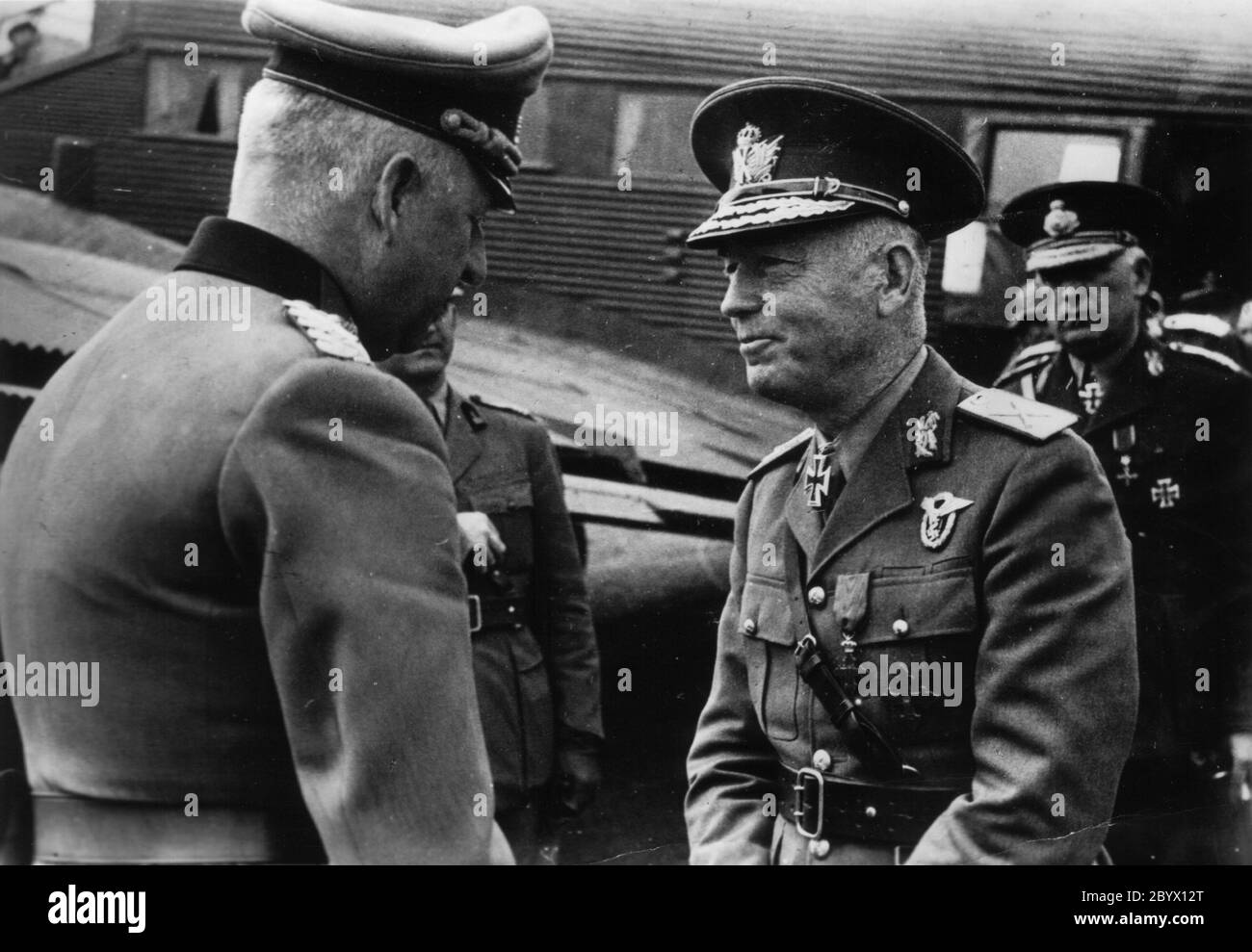 Marschall Erich von Manstein (links) begrüßt Marschall Ion Antonescu, Premierminister Rumäniens, auf dem Feldflugplatz. Im Hintergrund ein sichtbares Fragment des Junkers Ju-52 Transportflugzeugs ca. Juni 1943 Stockfoto