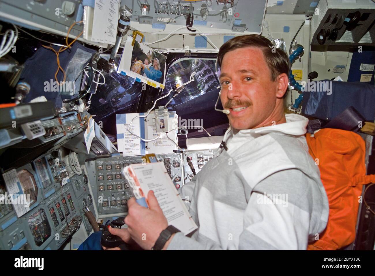 (11-21. Feb. 1997) --- Astronaut Scott J. Horowitz bemannt die Pilotstation des Space Shuttle Discovery. Horowitz war nicht nur als Pilot für die zweite Mission der NASA zum Dienst am Hubble Space Telescope (HST), sondern auch maßgeblich an der Herstellung von Patchstücken zur Abdeckung abgenutzter Isolierung auf der Oberfläche der riesigen Teleskope beteiligt. Diese Ansicht wurde mit einer elektronischen Standkamera (ESC) aufgenommen. Stockfoto