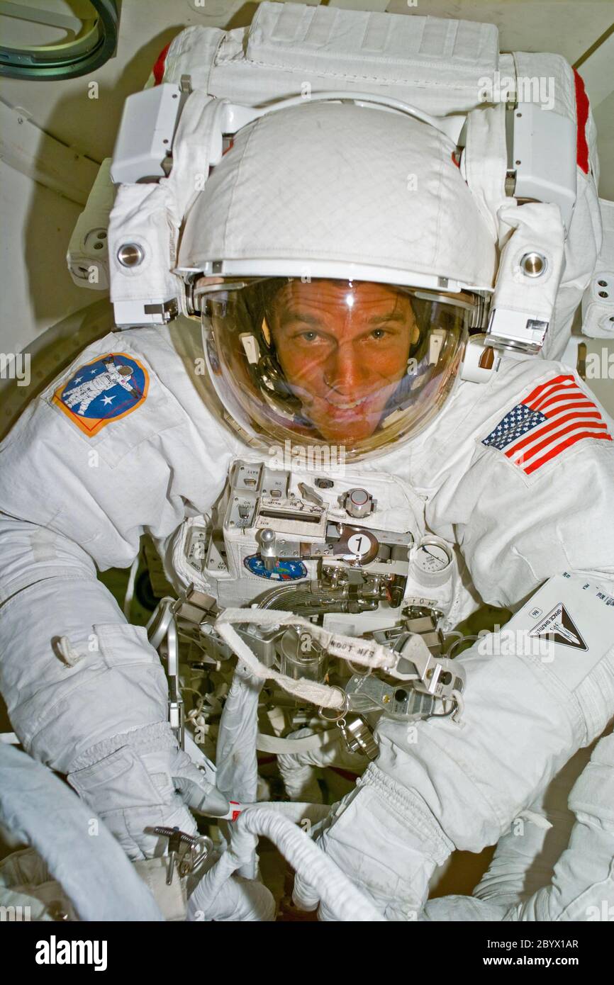 (1. Okt. 1997) --- Dieses Foto zeigt Scott F. Parazynski, Missionsspezialist, der noch nach einer extravehiculären Aktivität während der STS-86 Mission in die Höhe gepasst hat. Parazynski wurde in der EVA von Vladimir G. Titov, Mission Spezialist der russischen Weltraumorganisation (RSA), aus dem Rahmen. Es war der erste US-Fahrzeug-basierte Spacewalk mit einem internationalen Astronauten. Die Ansicht wurde am 1. Oktober 1997 um 23:11:05 GMT aufgenommen. Stockfoto