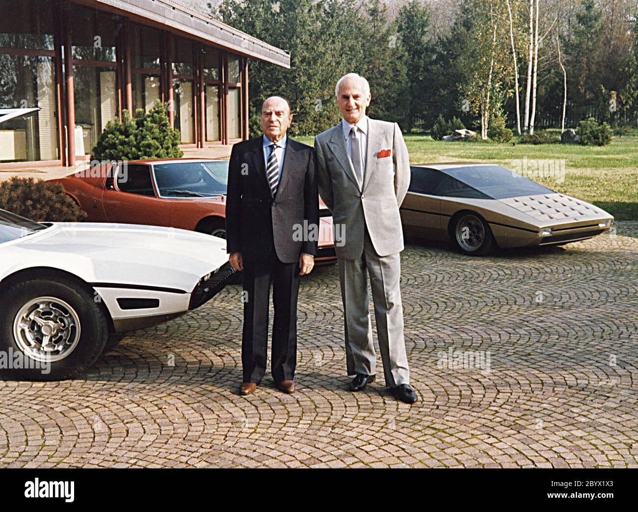 Das Designzentrum für Bertone wurde 1972 eröffnet. Die Autos sind (von links) der Lamborghini Marzal, Lamborghini Miura und Lamborghini Bravo, wahrscheinlich im Besitz von Bertone. Uhrzeit unbekannt. 1979 nur eine Vermutung. Beide Designer sehen etwas alt aus. Jordan war Stellvertreter des Designs für GM 1986 bis 1992, also ist dies vielleicht ein Besuch in dieser Zeit Stockfoto