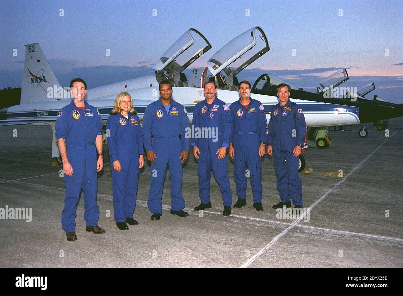 Die STS-85-Mission Crew-Mitglieder posieren vor ihren T-38 Jet-Trainer, nachdem sie KSC Shuttle Landing Facility von NASA Johnson Space Center erreicht, um Terminal Countdown Demonstration Test (TCDT) Aktivitäten für diese Mission zu beginnen. Die TCDT beinhaltet eine Generalprobe des Launch Countdown. Sie sind (erste Reihe, von links): Missionsspezialist Stephen K. Robinson; Payload Commander N. Jan Davis; Mission Specialist Robert L. Curbeam, Jr.; Commander Curtis L. Brown, Jr.; Pilot Kent V. Rominger; und Payload Specialist Bjarni V. Tryggvason. Die STS-85 Mission ist nun für EINE Stockfoto