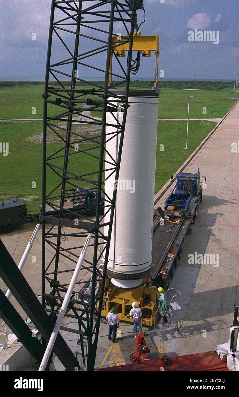 Arbeiter hissen die erste Stufe eines Lockheed Martin Launch Vehicle-2 (LMLV-2) für die Platzierung auf dem Launch Complex 46 in der Cape Canaveral Air Station (CCAS), Fla. Die Mondsondensonde soll im Oktober an Bord der LMLV-2 von CCAS starten, um eine 18-monatige Mission zu starten, die den Mond der Erde umkreisen wird, um Daten von der Mondoberfläche zu sammeln. Die während der Mission gesammelten Informationen ermöglichen die Erstellung einer detaillierten Karte der Oberflächenzusammensetzung des Mondes und werden unser Verständnis von Ursprung, Entwicklung, aktuellem Zustand und Ressourcen verbessern Stockfoto